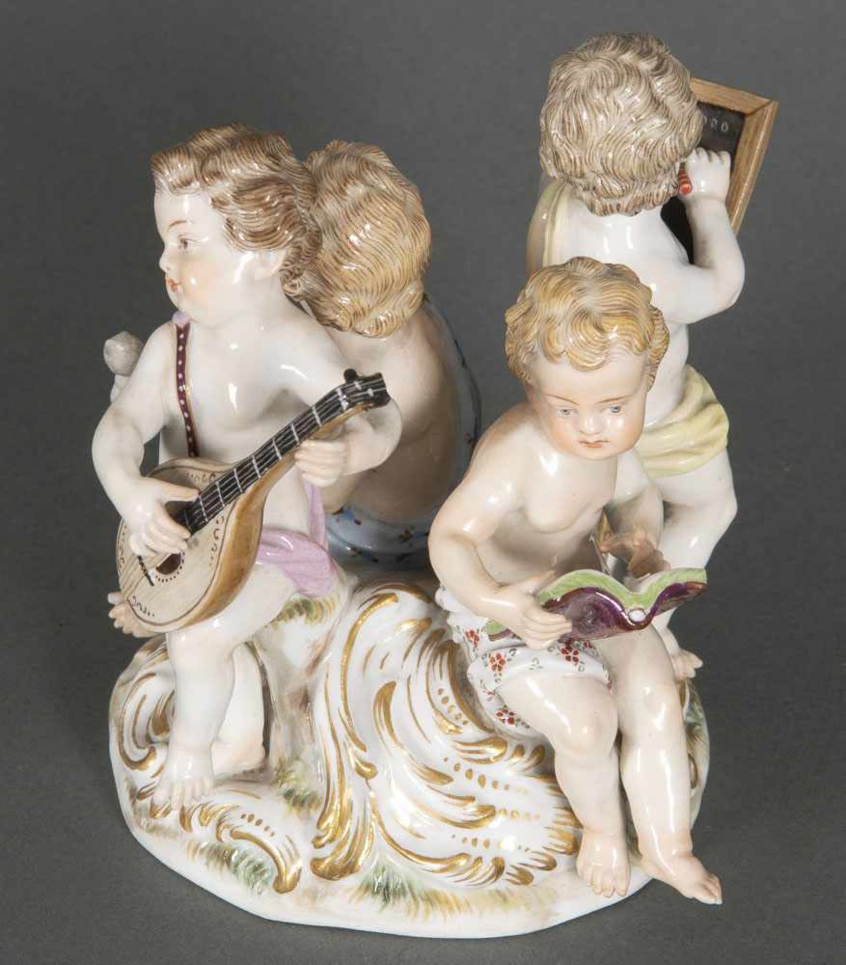 Allegorie auf die vier Sinne. Meissen 19. Jh. Porzellan, bunt bemalt, H=11 cm. (rest. / best.)