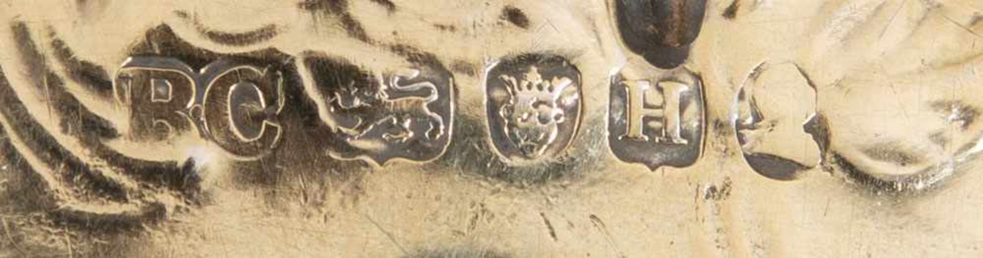 Ovale Platte. London, wohl Meister Randall Chatterton 1803. Mit floral reliefierter Fahne. Silber, - Bild 2 aus 2