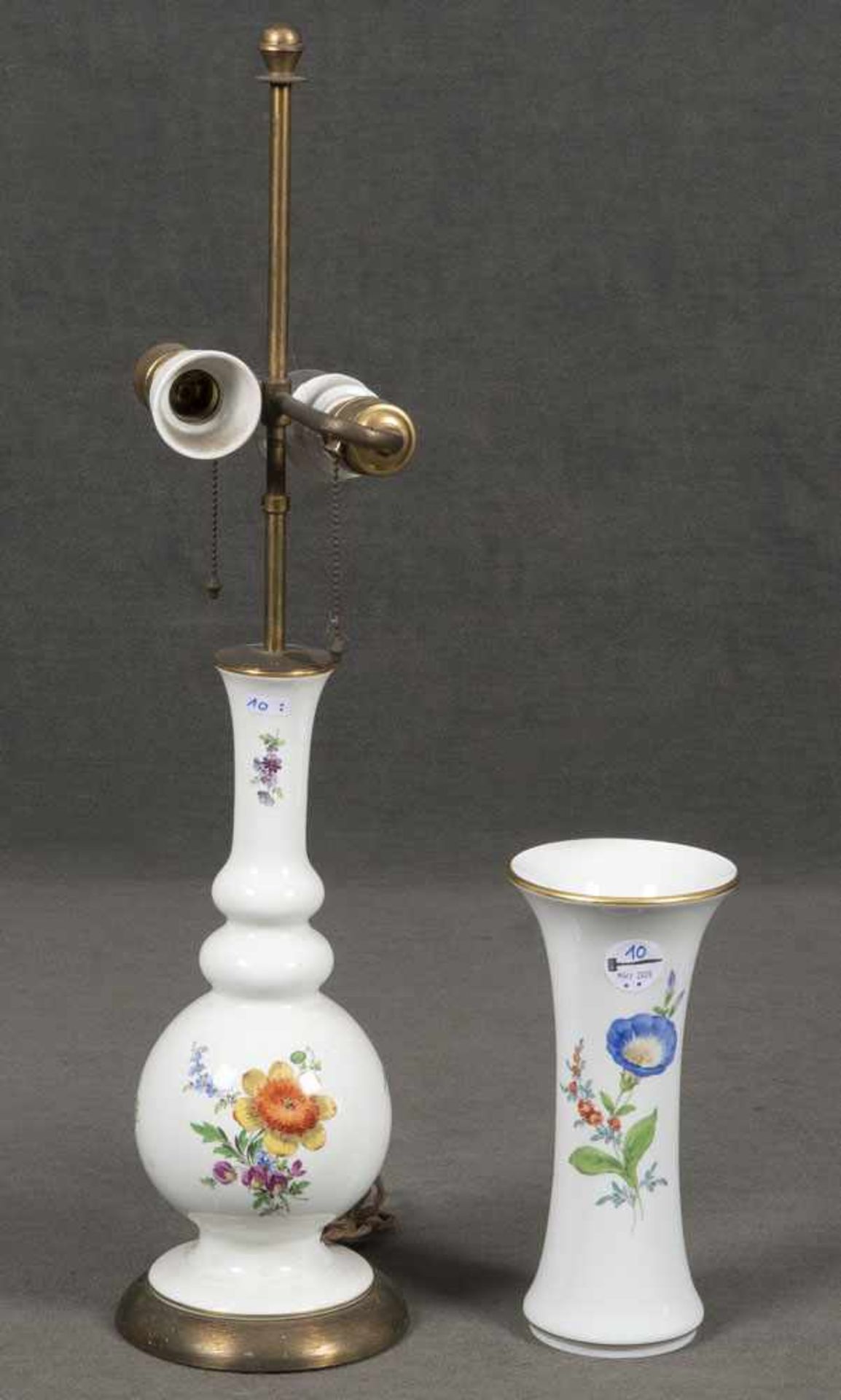 Tischlampe und Vase. Meissen 20. Jh. Porzellan, bunt floral bemalt, H=25,5 / 69 cm.