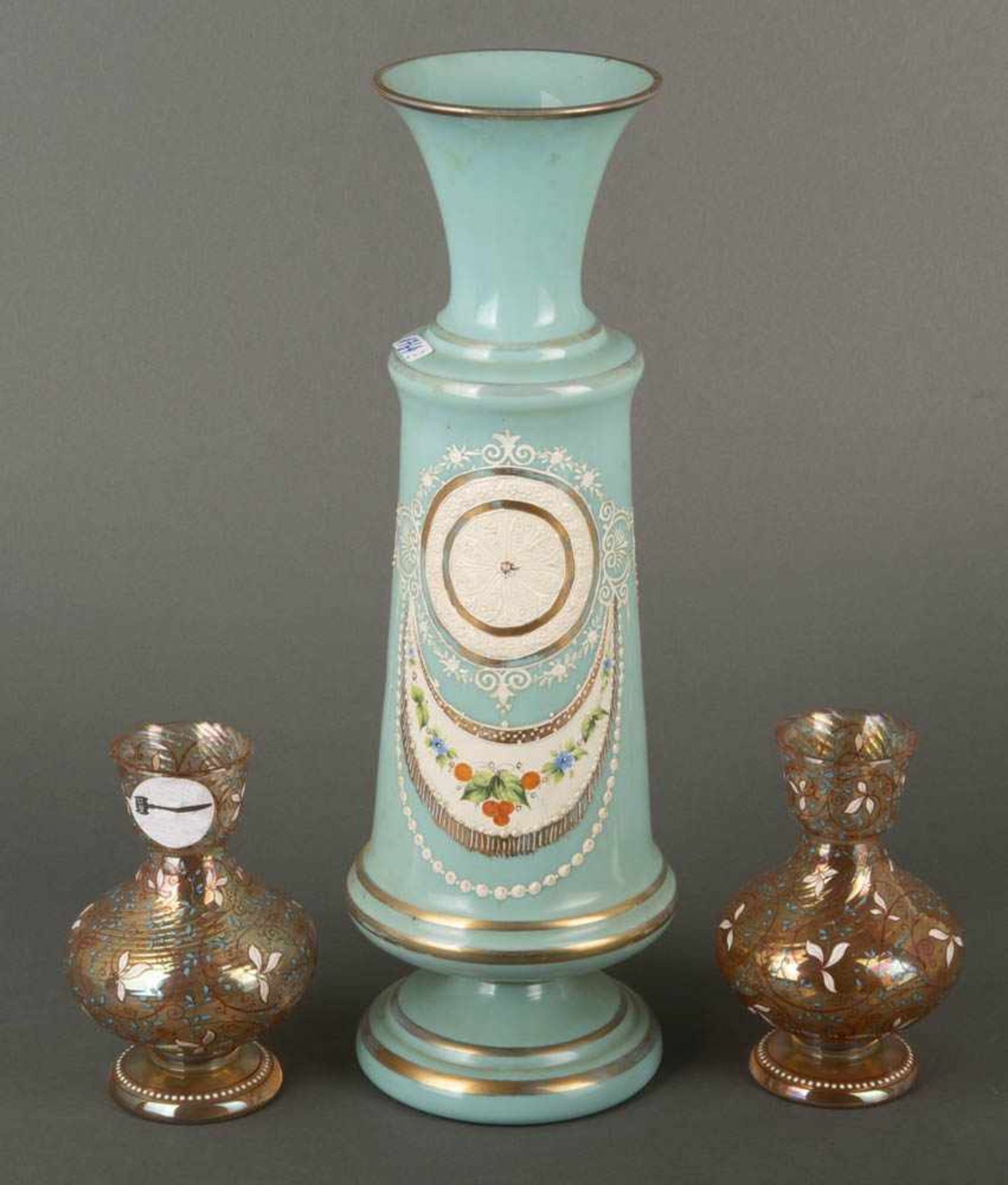 Paar Vasen und weitere. Böhmen 19. Jh. Teilw. honigfarbenes Glas, bunt floral in Emaille bemalt, H=