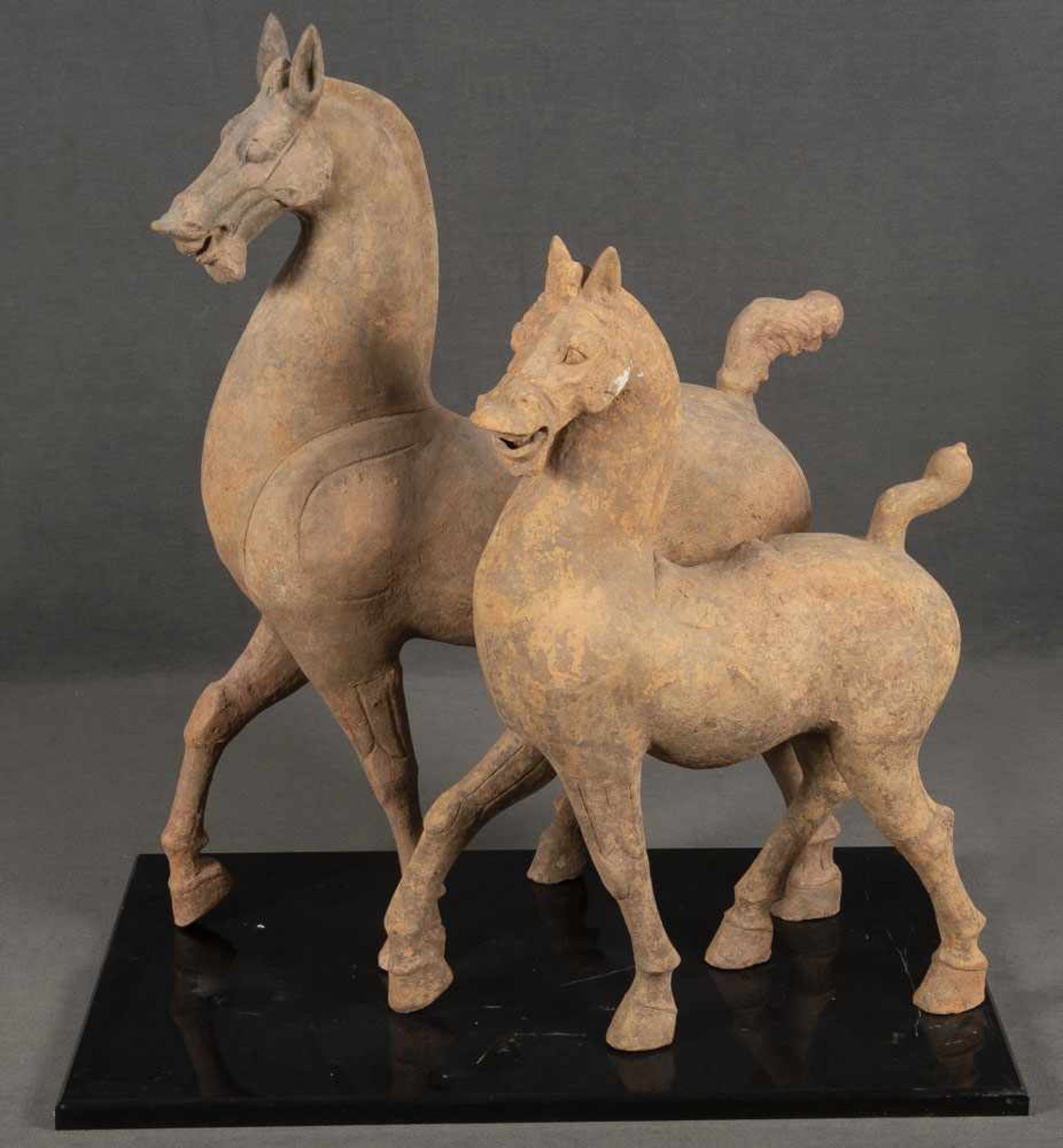 Zwei Pferde. China. Terracotta, H=88 / 106 cm.