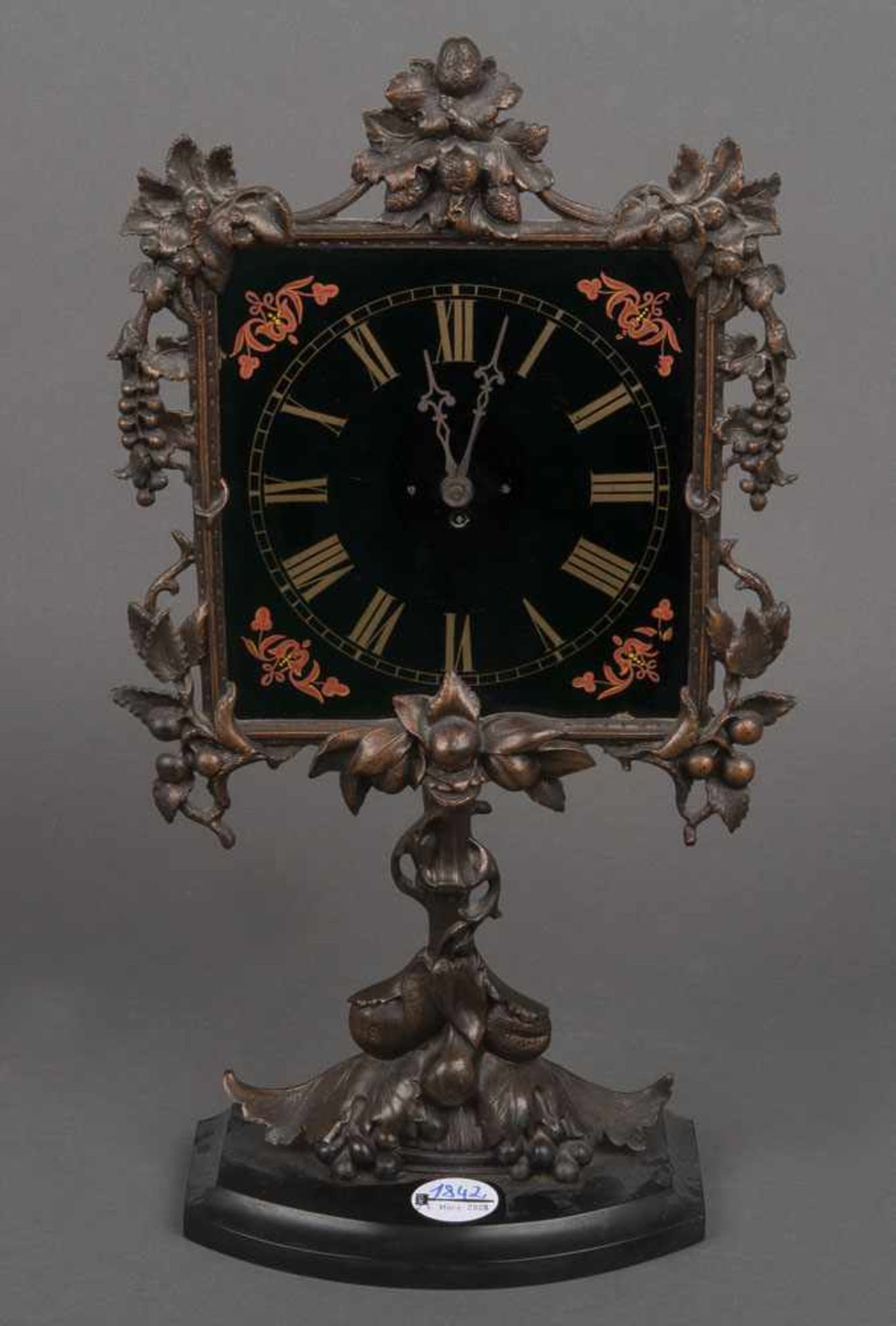 Tischuhr. Deutsch 20. Jh. Metall, mit Hinterglasmalerei, H=43 cm. (Gängigkeit ungeprüft)