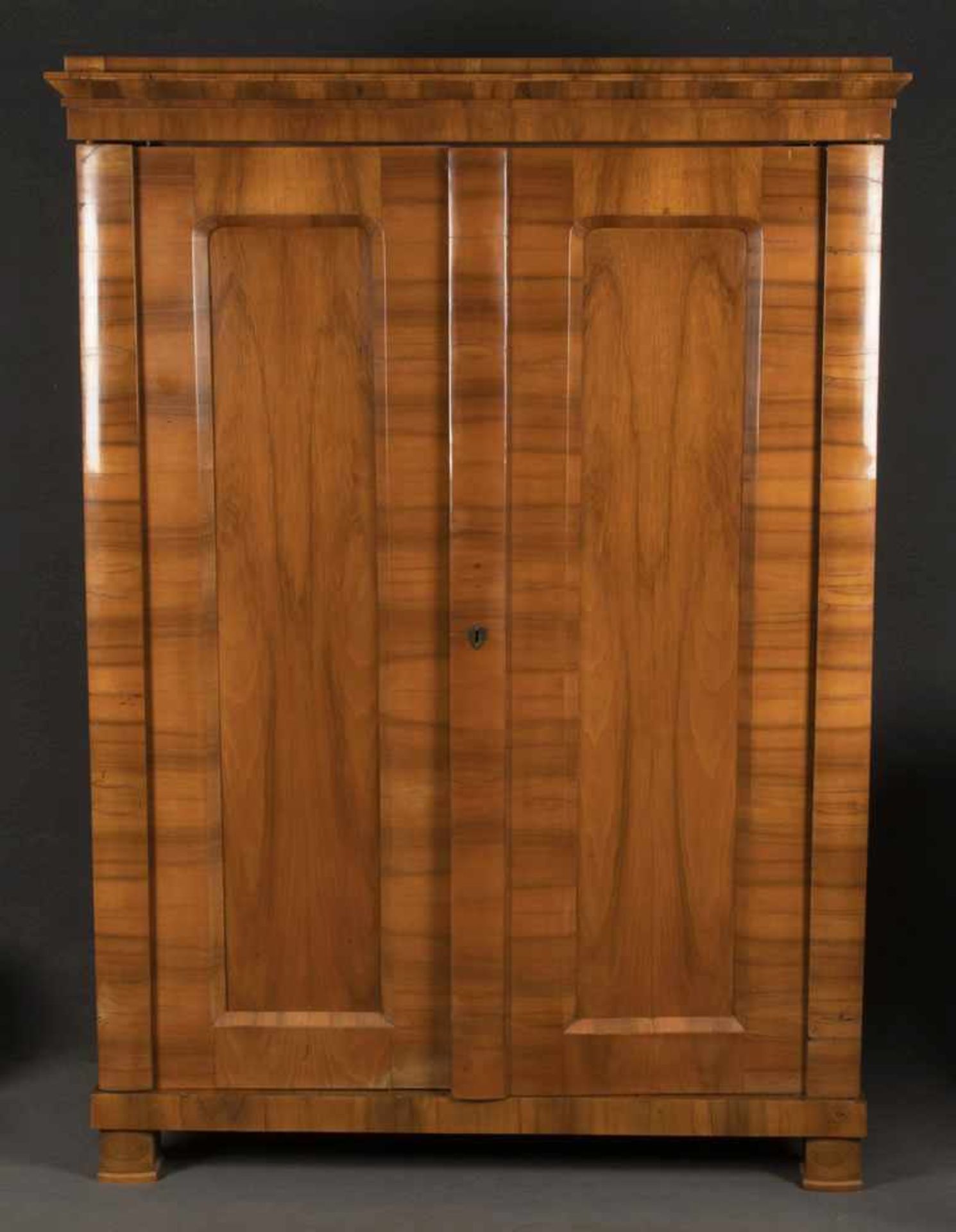 Spätbiedermeier-Schrank. Böhmen 19. Jh. Nussbaum furniert, teilw. massiv, H=187 cm, B=137 cm, T=54