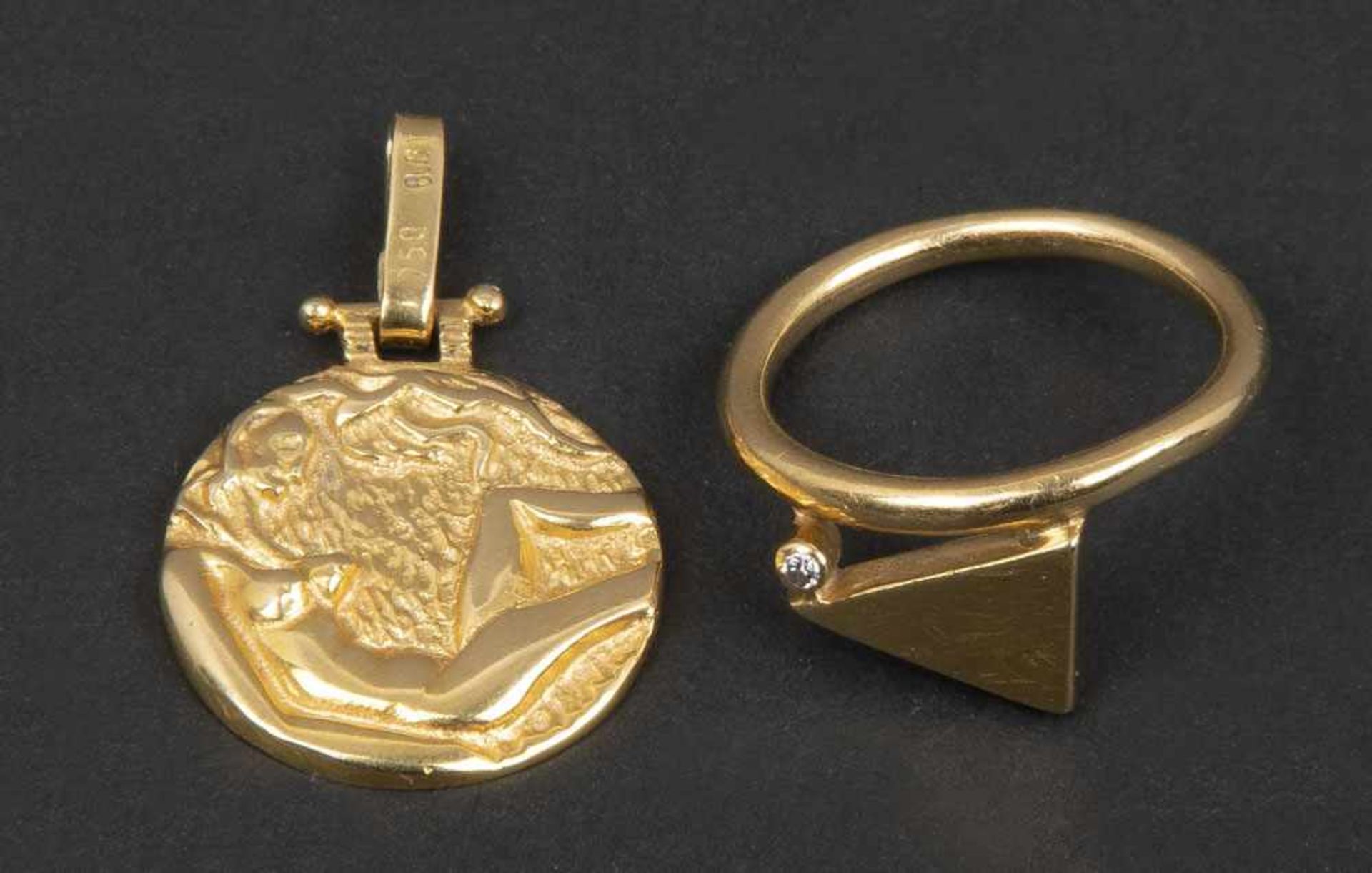 Anhänger und Damenring. 18 ct Gelbgold, ca. 8 g.