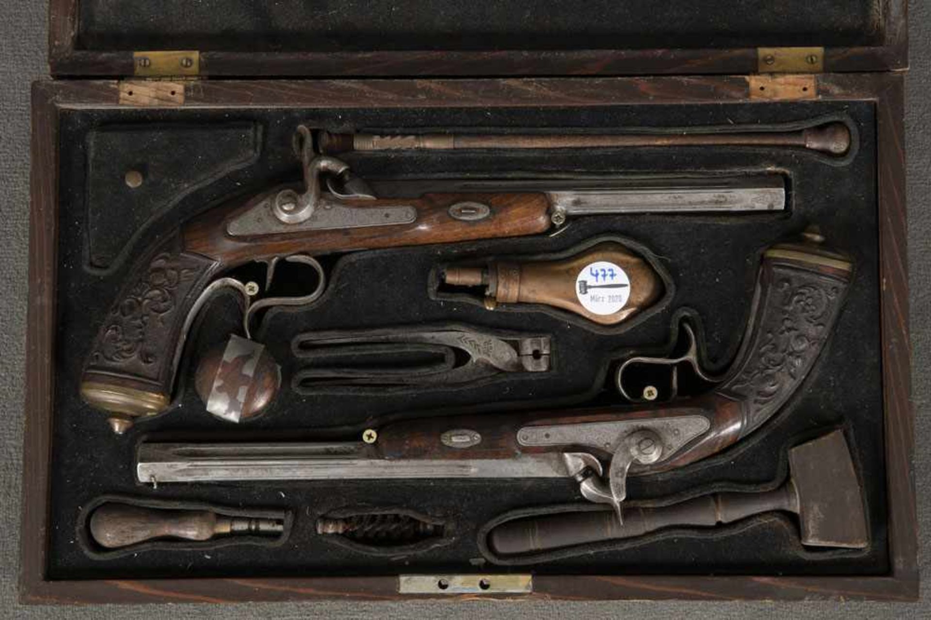 Ein Paar Perkussionspistolen im Kasten mit komplettem Zubehör. Neubeschuß, Kaliber 44, kannelierte