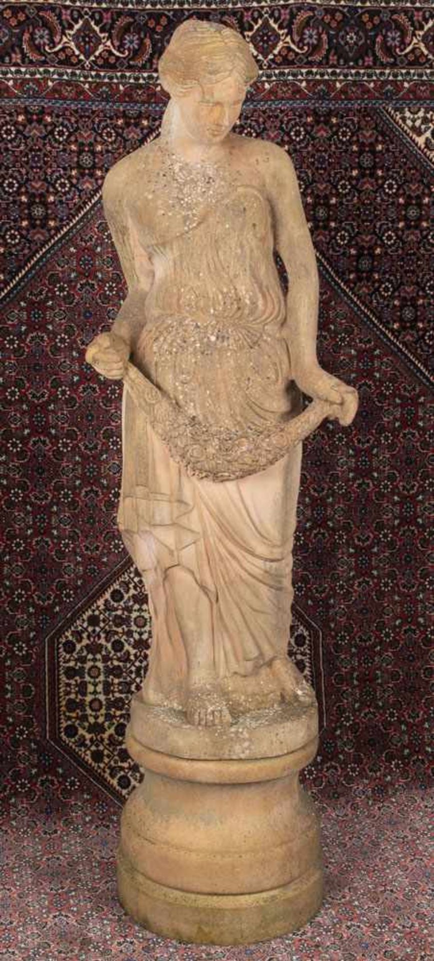 Antikisierende Frauenfigur mit Blumenfeston, auf Sockel stehend. Majolika, H=180 cm, B=55 cm, T=44