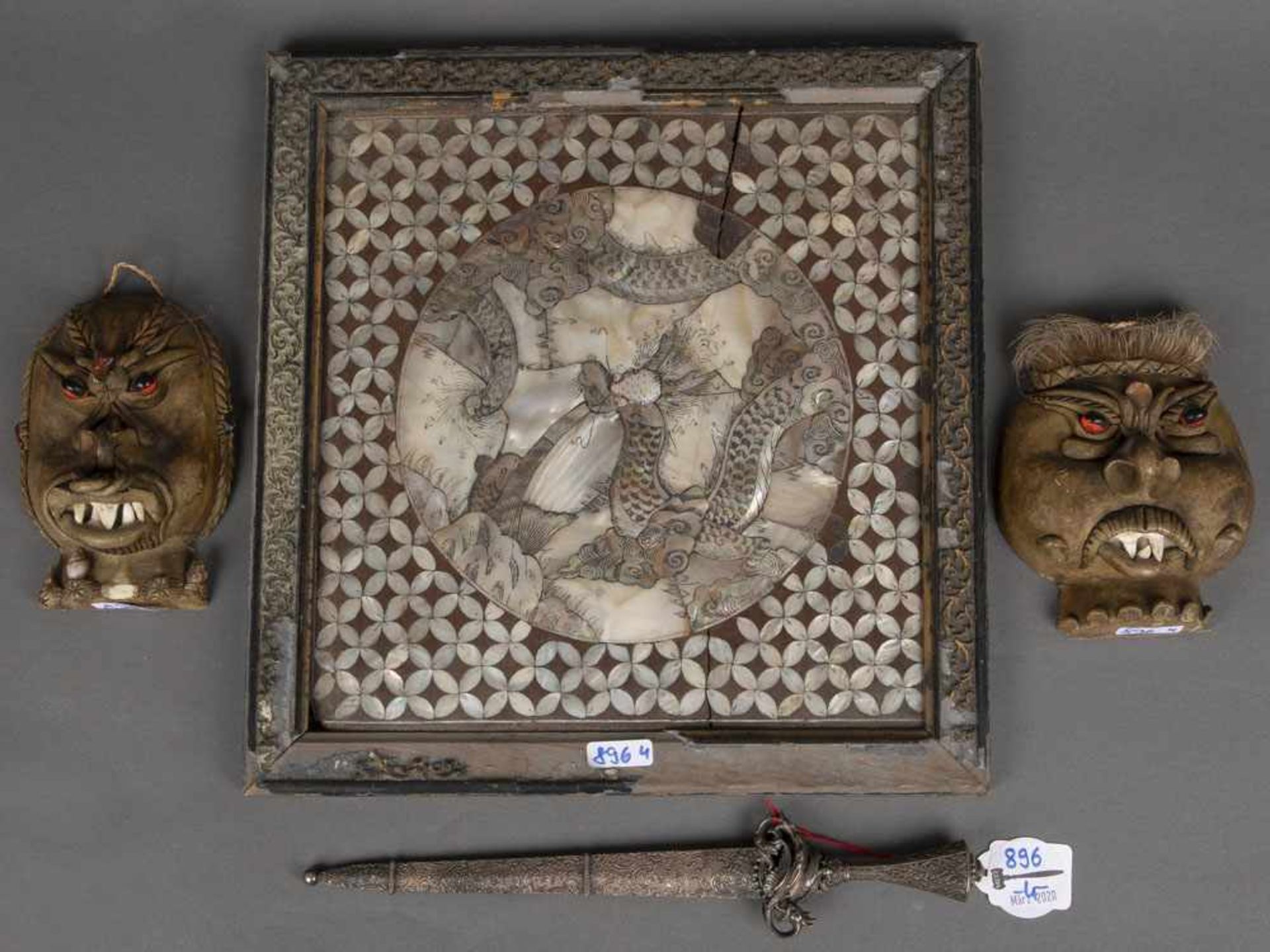 Viertlgs. Konvolut Asiatika bzw. Ethnologica: Perlmuttbild mit Drachendekor, zwei Masken und ein