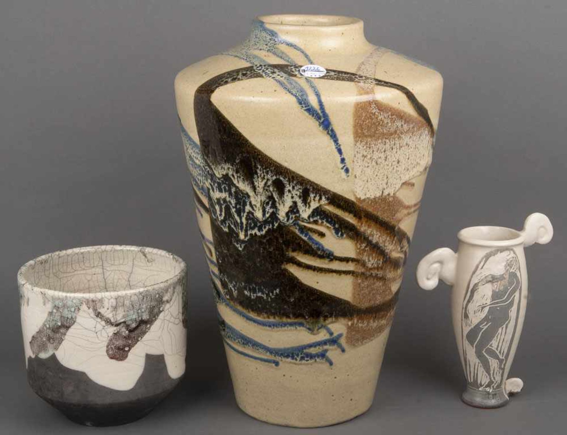 Zwei Vasen und ein Cachepot. Recklinghausen, Romy Häckelmann 20. Jh. Keramik, teilw. mit bunter