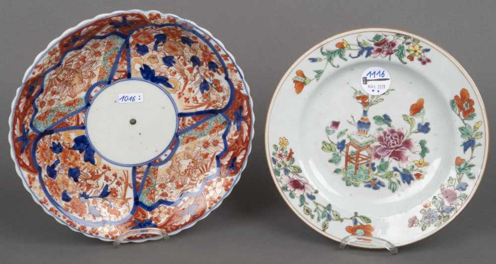 Zwei Teller. China. Porzellan, bunt floral bemalt, D=23 / 25 cm.