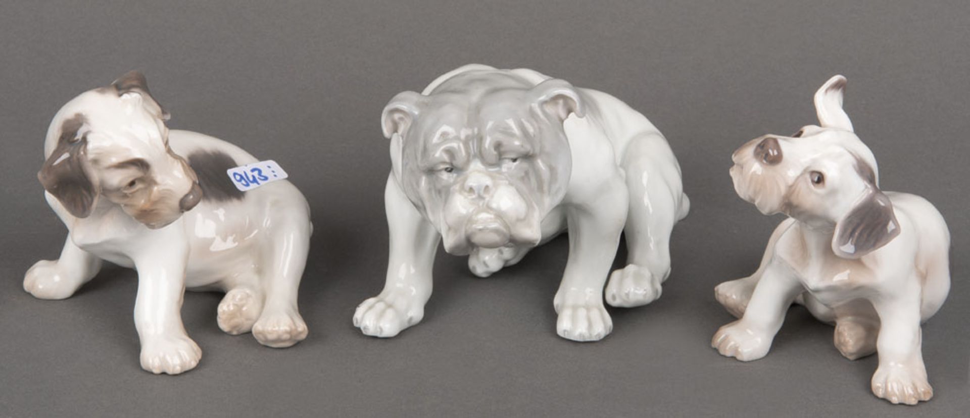 Bulldogge und zwei Welpen, u.a. Bing & Grøndahl 20. Jh. Porzellan, bunt bemalt, H=10 bis 10,7 cm.