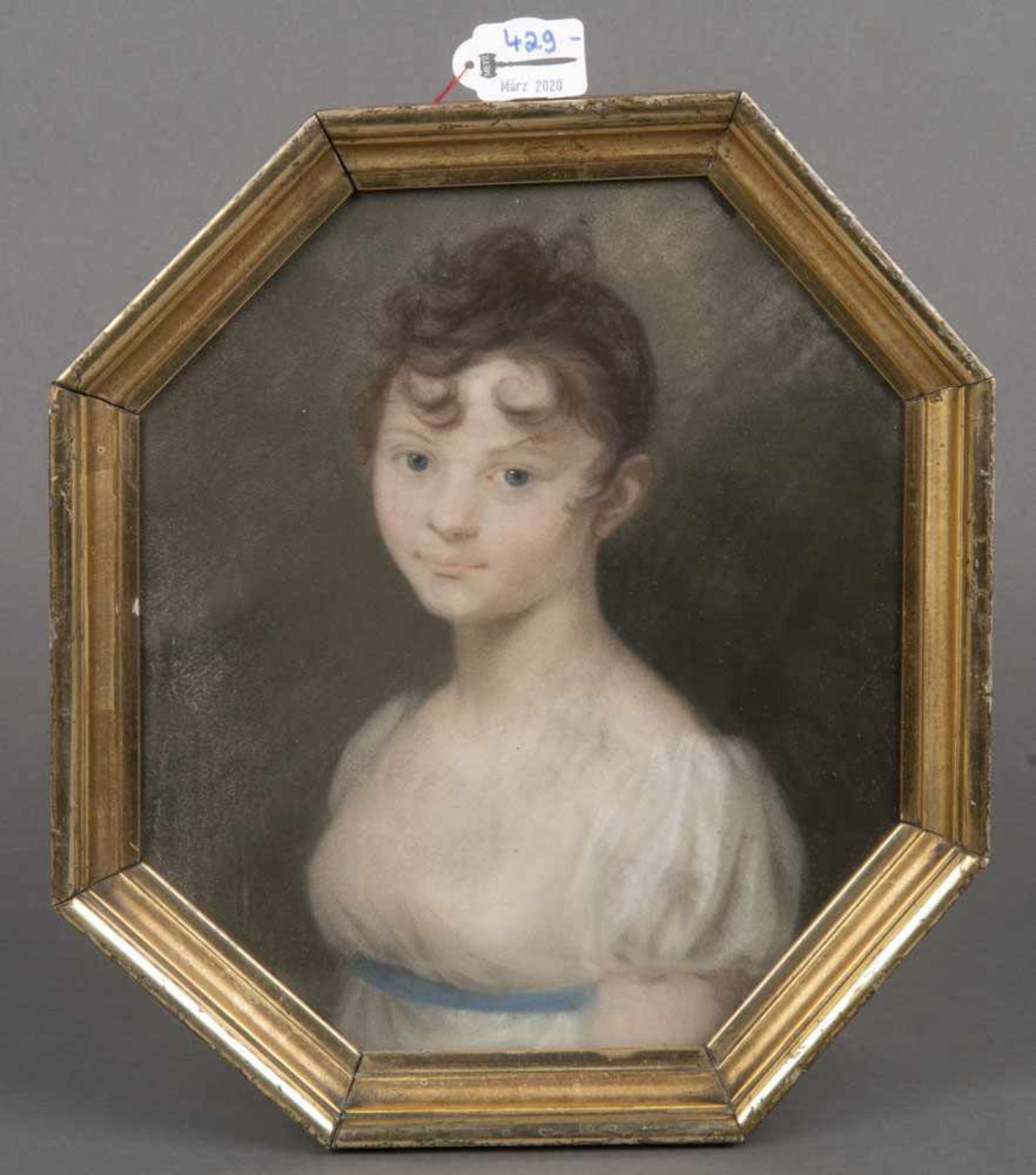 Maler des 19. Jhs. Porträt einer jungen Dame. Pastell/Papier, hi./Gl./gerahmt, 26 x 22,5 cm.