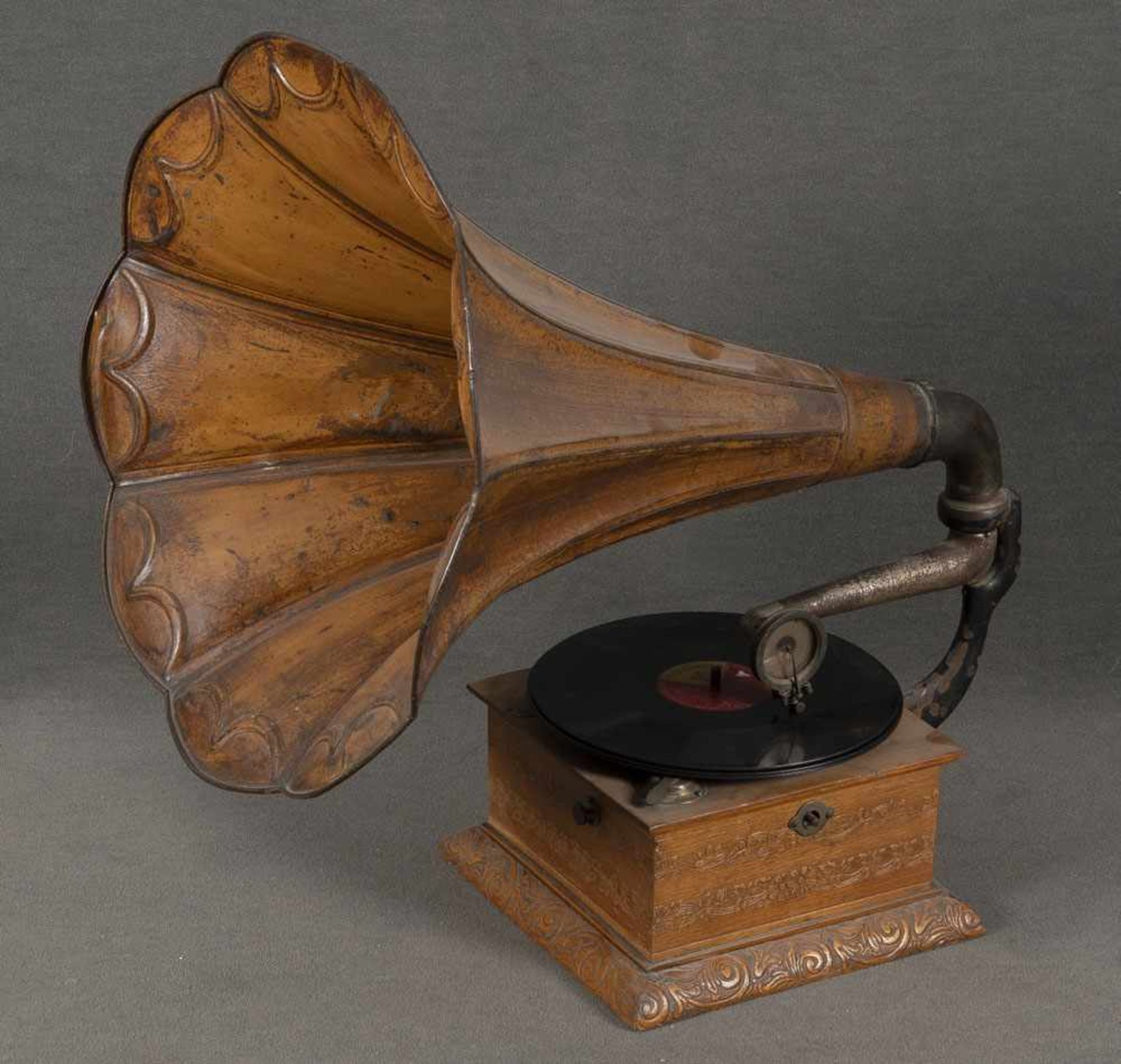 Grammophon. Straßburg, Croma & Struck 20. Jh. Massiv Buche / Metall, H=68 cm, B=68 cm, T=46 cm. (