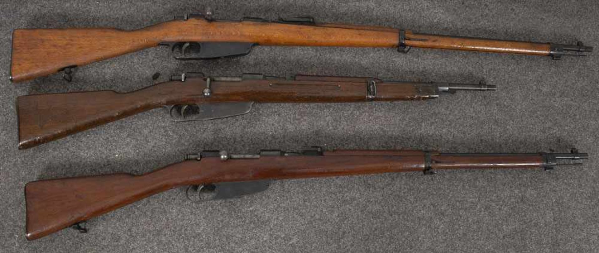 Drei Deko-Gewehre, Modell 91, Nr. OR-W4421 / Modell 91/41, Nr. Q7818 / Modell 1938, Nr. RS9351, L=