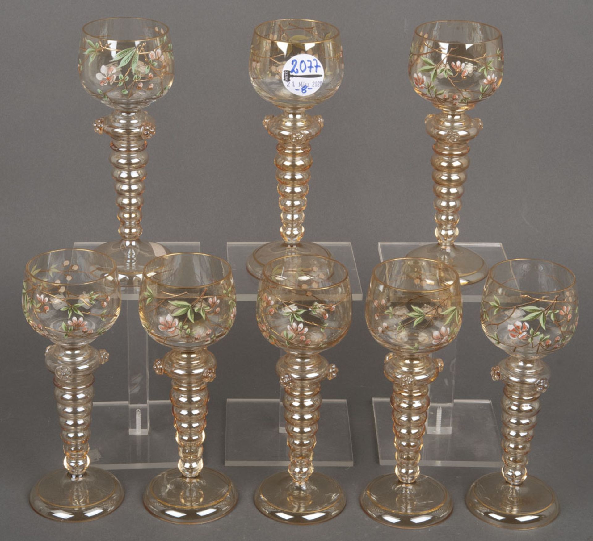 Acht Weinrömer. Deutsch 20. Jh. Honigfarbenes Glas, bunt emailliert mit Floraldekor, H=19 cm.