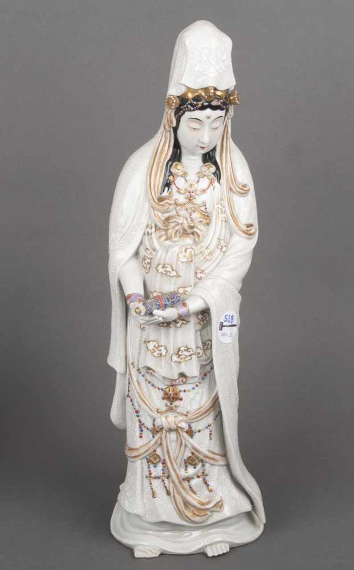 Geisha mit Schriftrolle. China. Porzellan, bunt bemalt, H=49,4 cm. (besch.)
