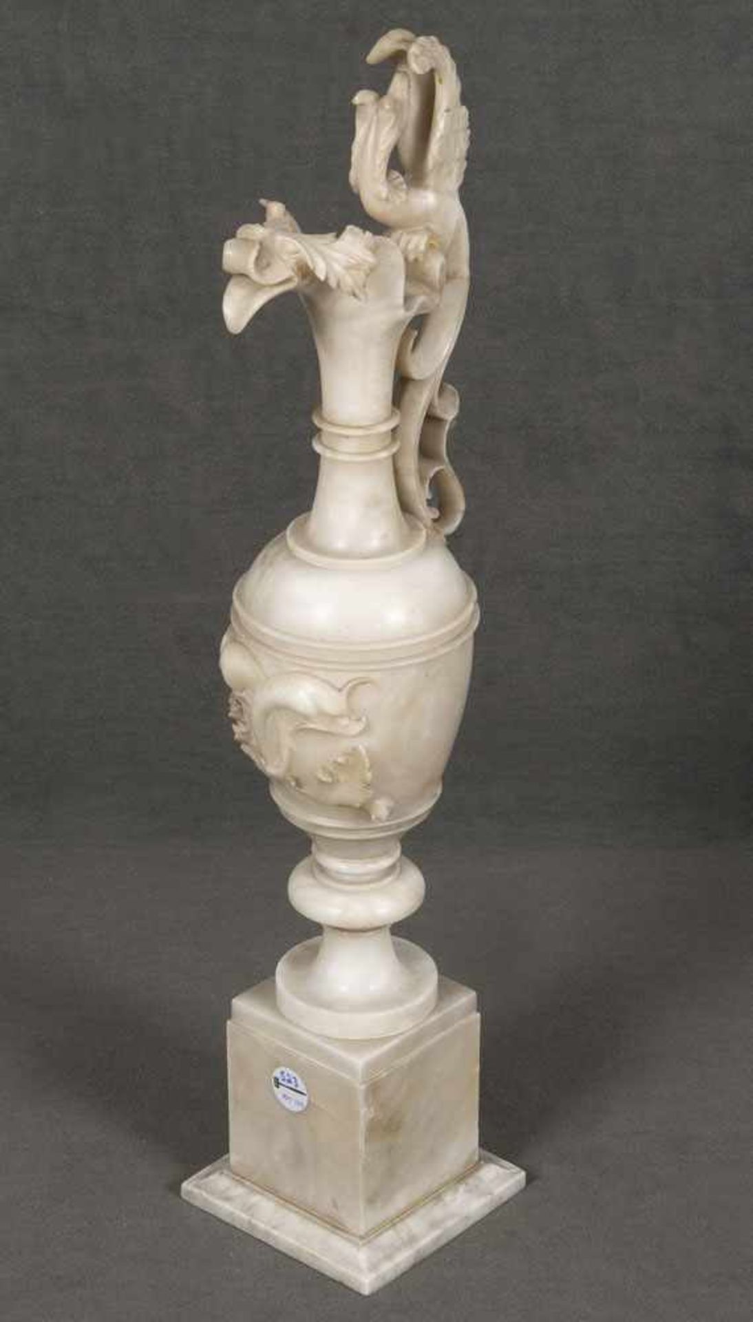 Vase. Italien 19. Jh. Alabaster, geschnitten mit Delphinen, Phönix und Floraldekor, H=78 cm.