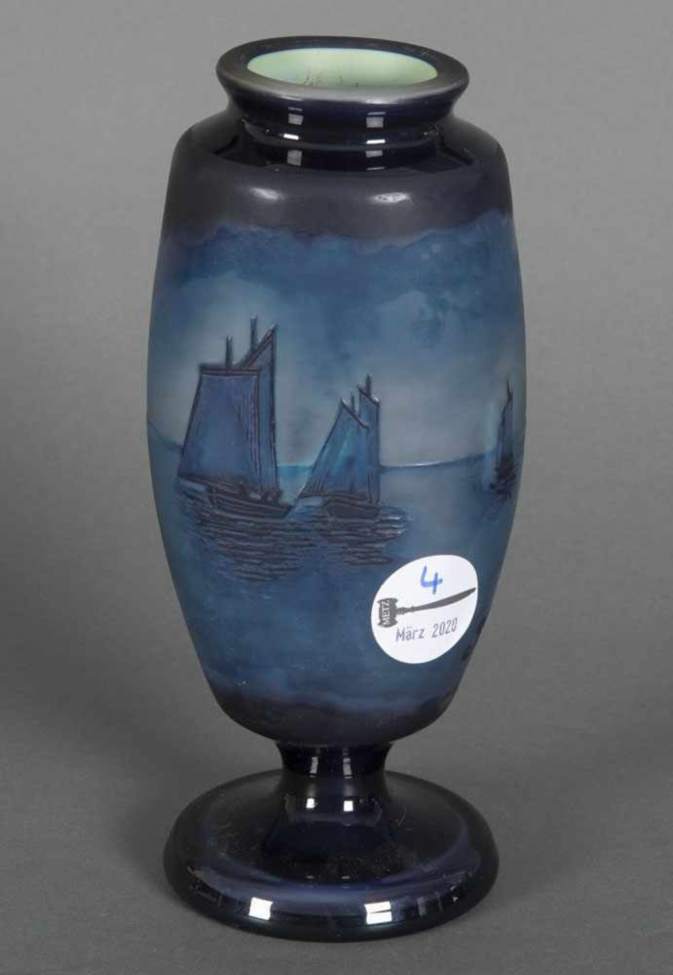 Jugendstil-Vase. Nancy, Émile Gallé um 1900. Walzenförmig, auf eingeschnürtem Standfuß. Farbloses