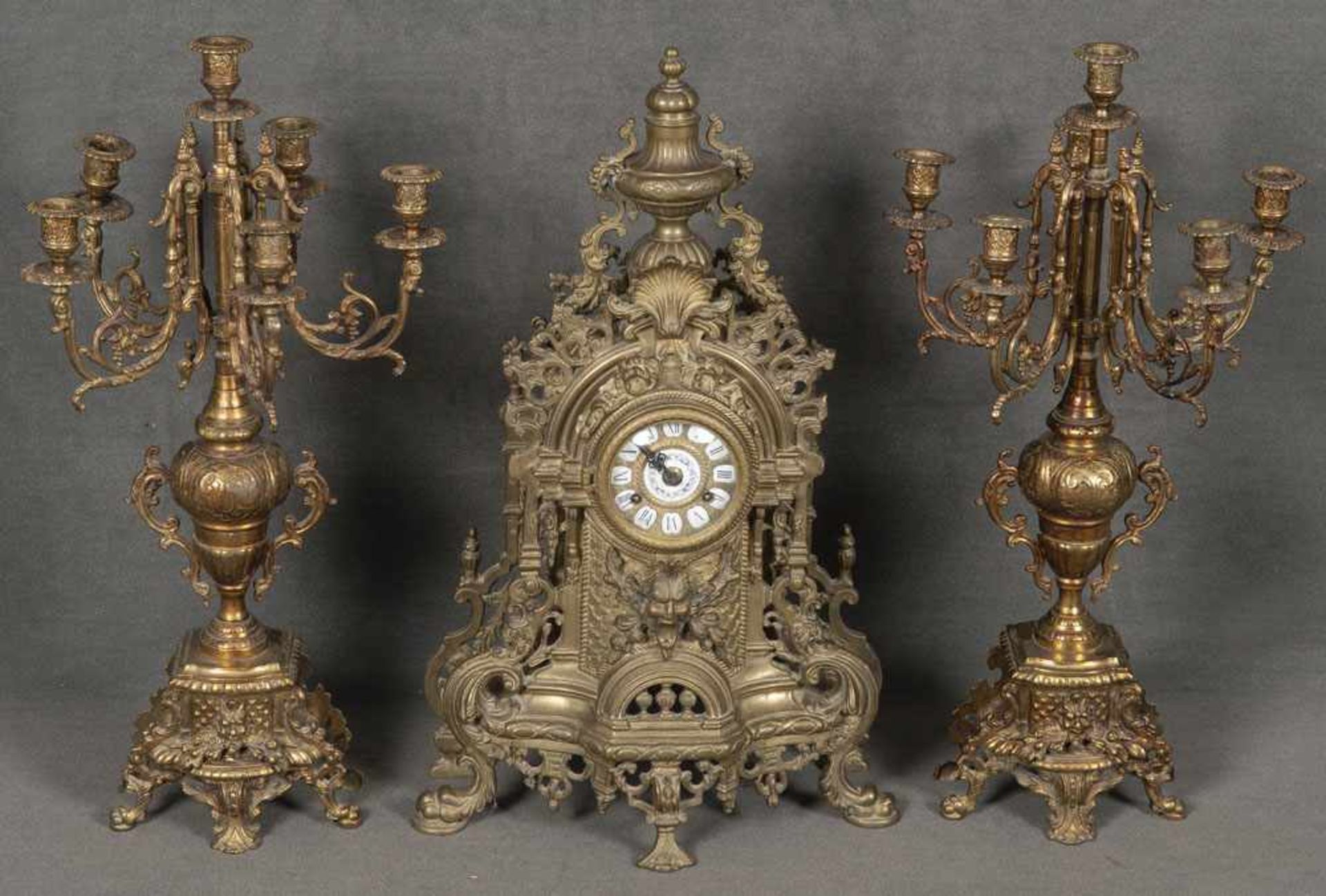 Dreitlge. Historismus-Uhrengarnitur. Deutsch um 1900. Bestehend aus: Tischuhr (H=61 cm, B=38 cm, T=