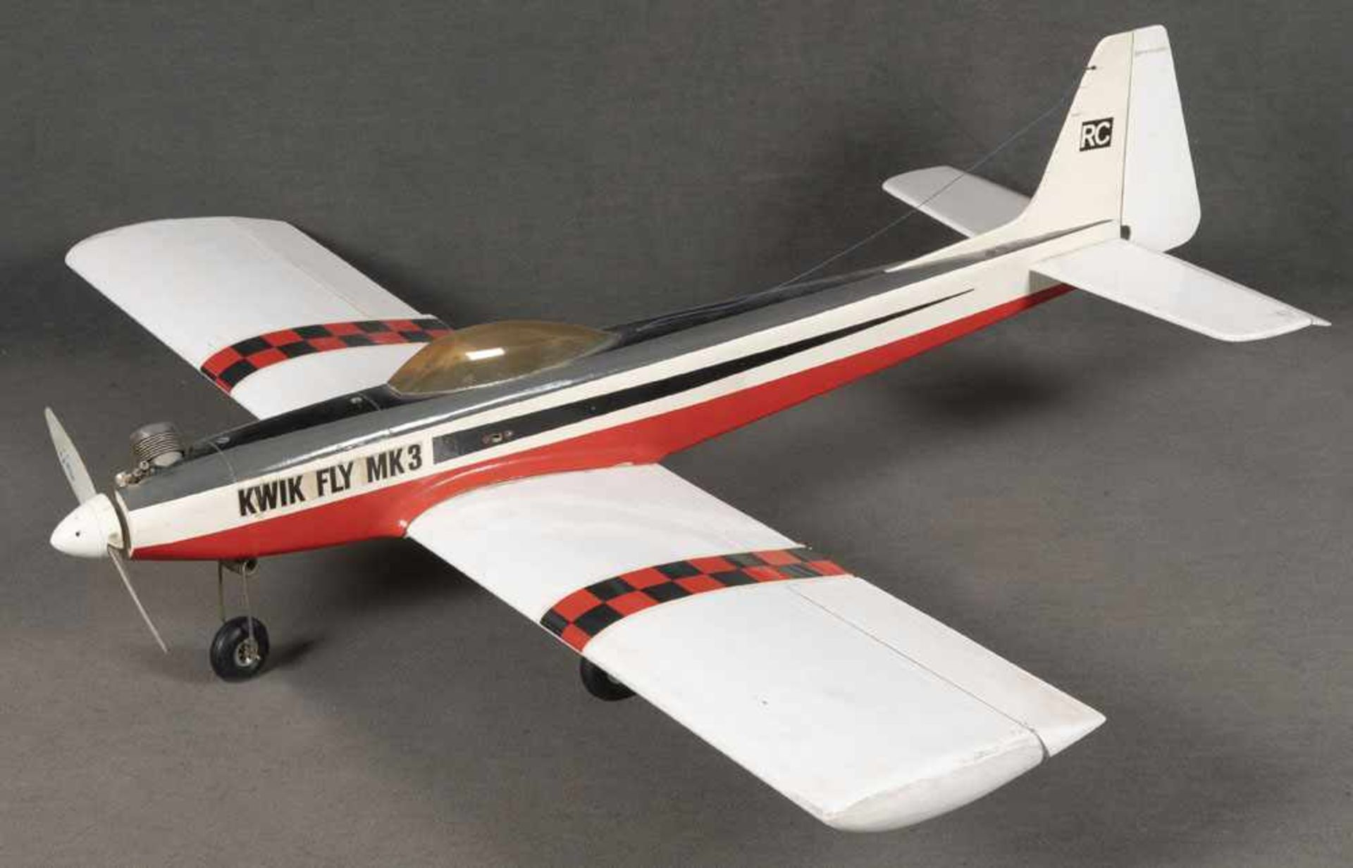 Modellsportflugzeug KWIK FLY MK3. Fiberglas/Balsaholz bemalt, mit Webra-Motor, H=30 cm, B=135