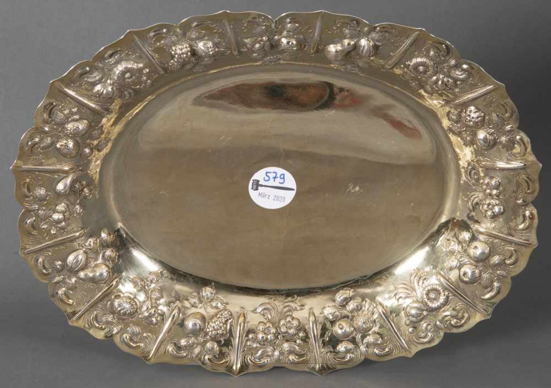 Ovale Platte. London, wohl Meister Randall Chatterton 1803. Mit floral reliefierter Fahne. Silber,