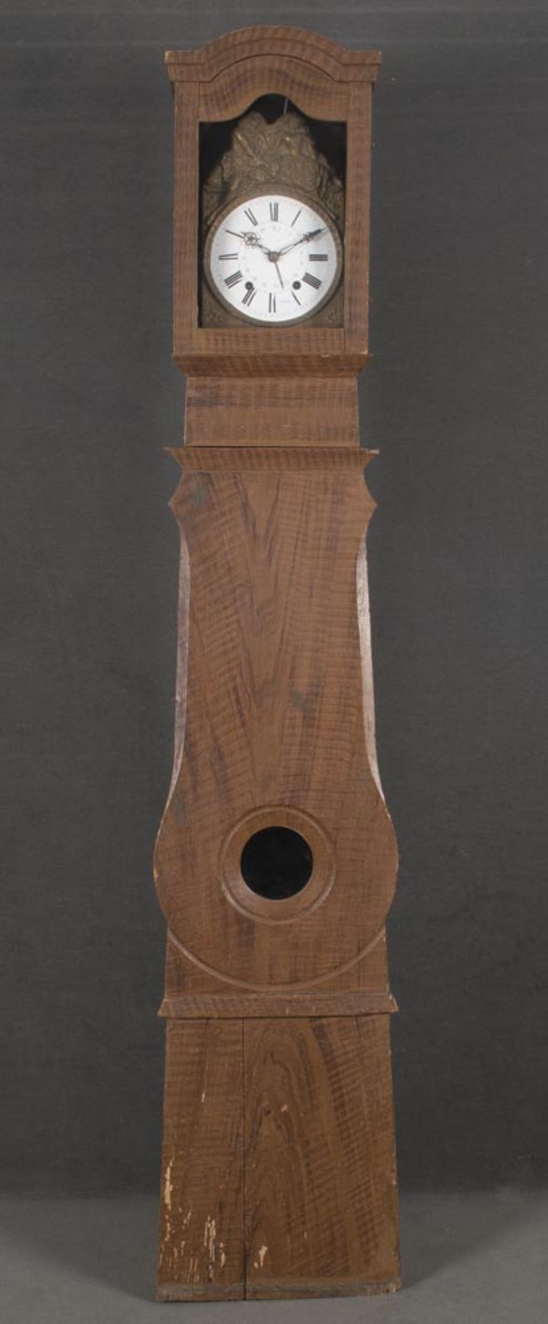 Standuhr. Frankreich 19. Jh. Weichholz, bemalt mit Holzmaserdekor, Emailleziffernblatt, umgeben