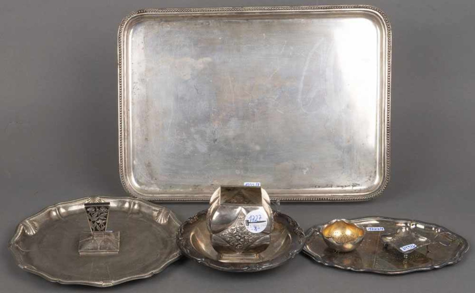 Achttlgs. Konvolut Silber, ca. 1.200 g, und Versilbertes, u.a. Schalen, Tabletts, Teesiebe, H= 1,5 /
