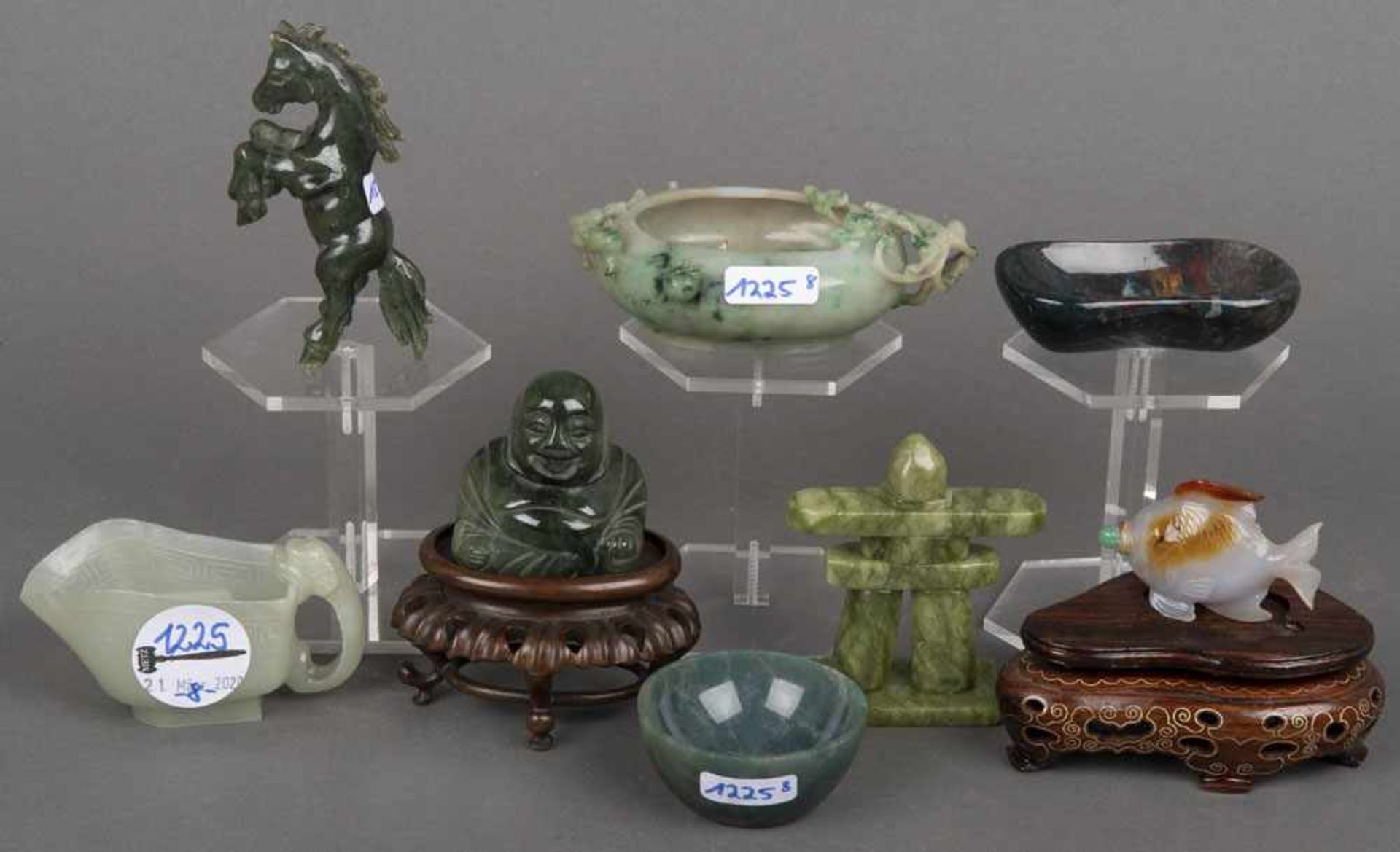 Acht unterschiedliche Figuren und Gefäße. Südostasien. Jade, geschnitzt, teilw. mit Holzsockel, H=