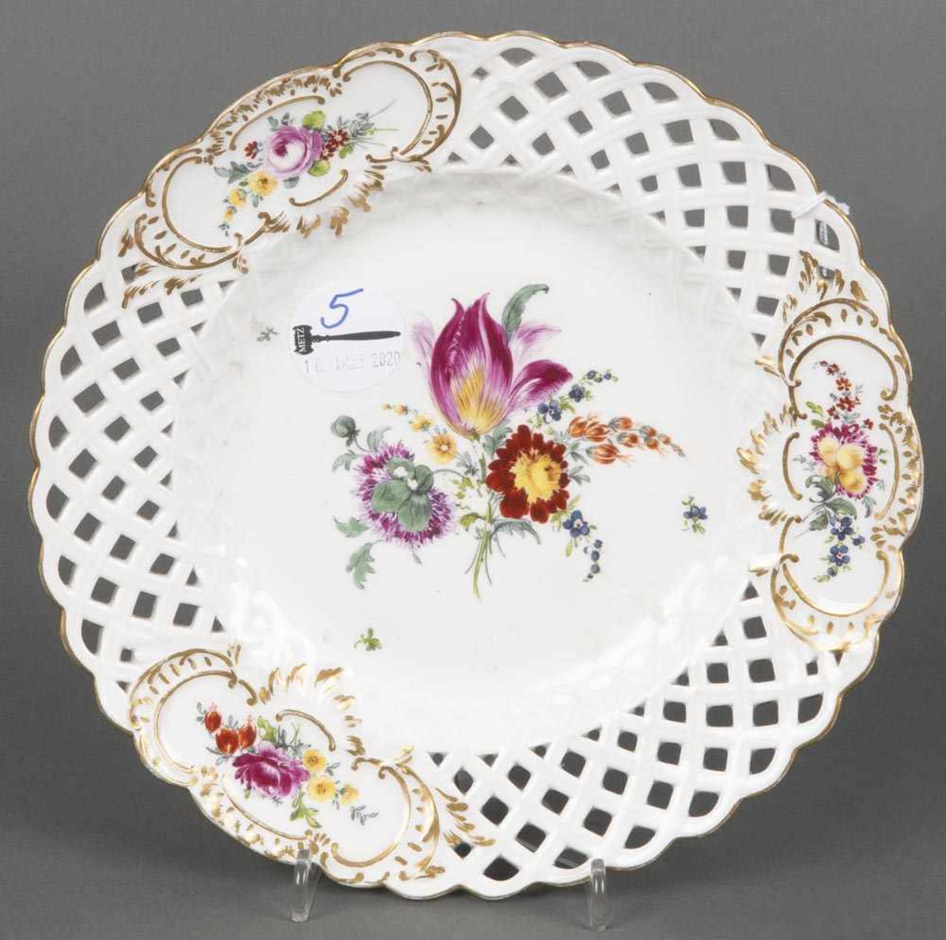 Durchbruchsteller. Meissen-Marcolini 1774-1814. Bunt bemalt mit Blumenbouquet, umgeben von