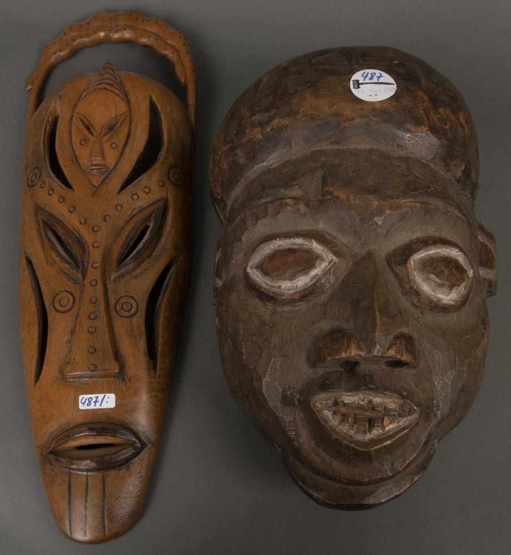 Zwei Kultmasken. Afrika. Massivholz, geschnitzt, H=33 bis 46 cm.Zwei Kultmasken. Afrika. Massivholz,