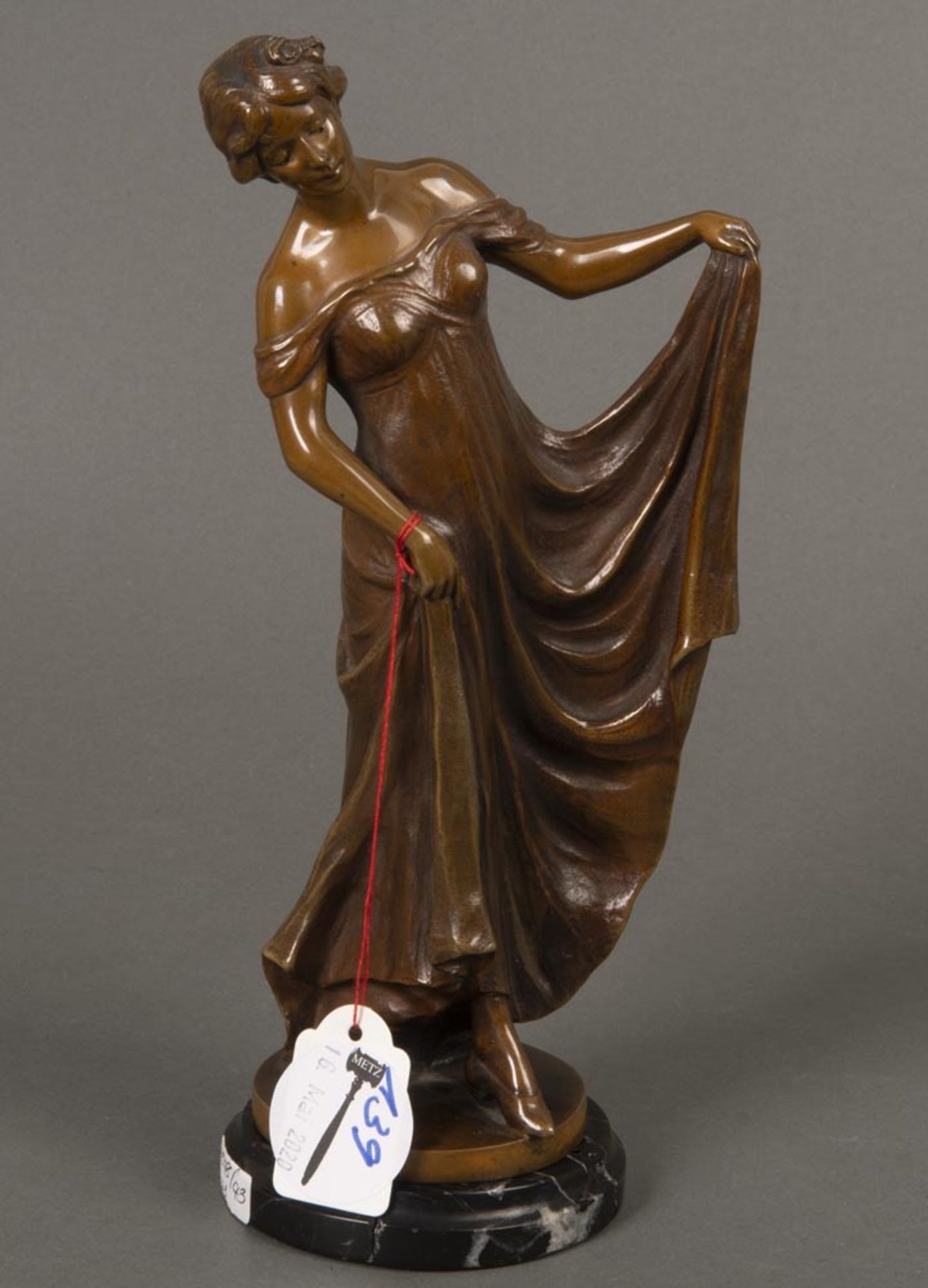 Rudolf Kaesbach (1873-1955). Tänzerin, ihr Kleid hochhebend. Bronze, sign., verso mit