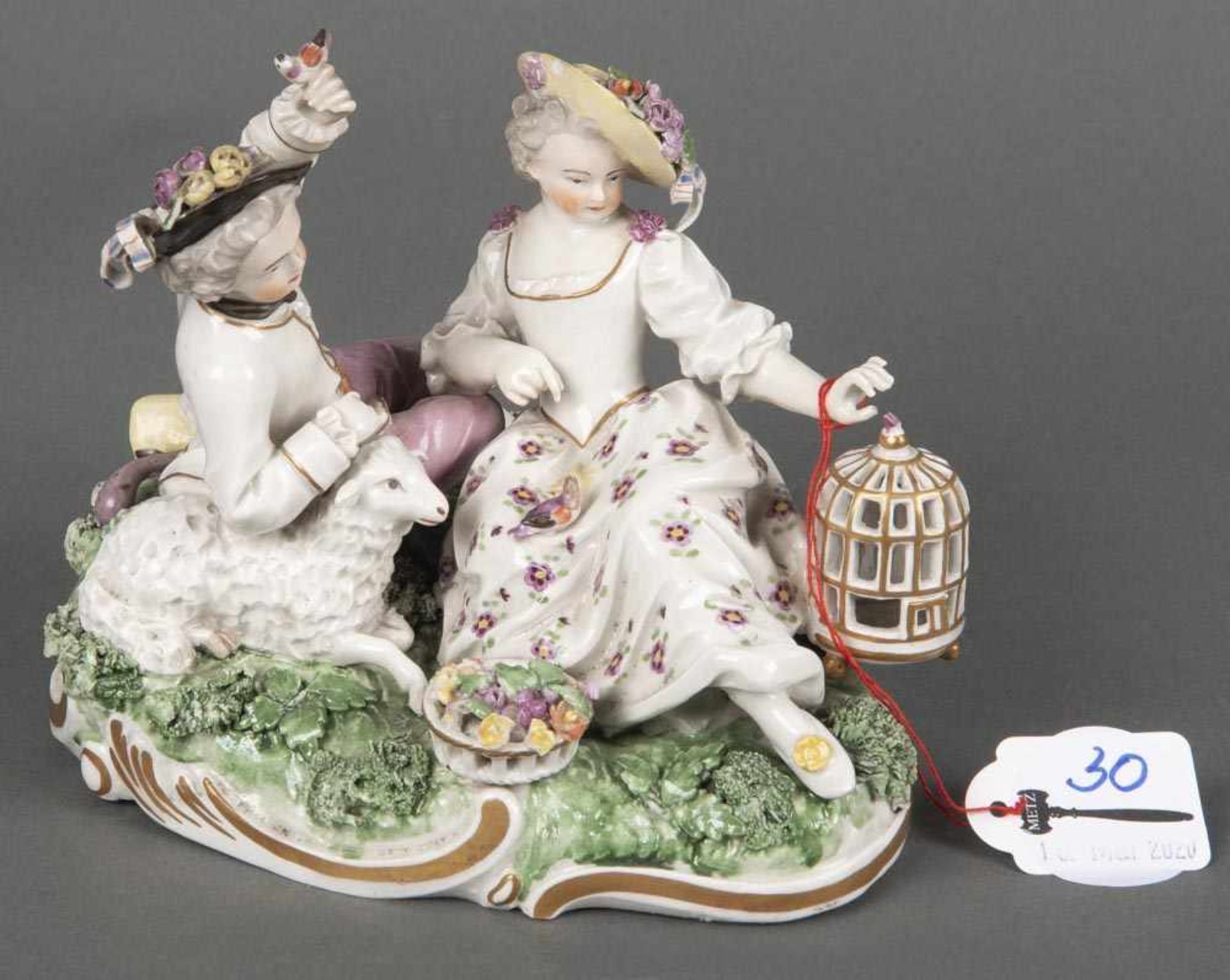 Kinderpaar mit Lamm. Frankenthal 1776. Auf ovalem, gold gesäumtem Rocaillesockel sitzend. Seitlich