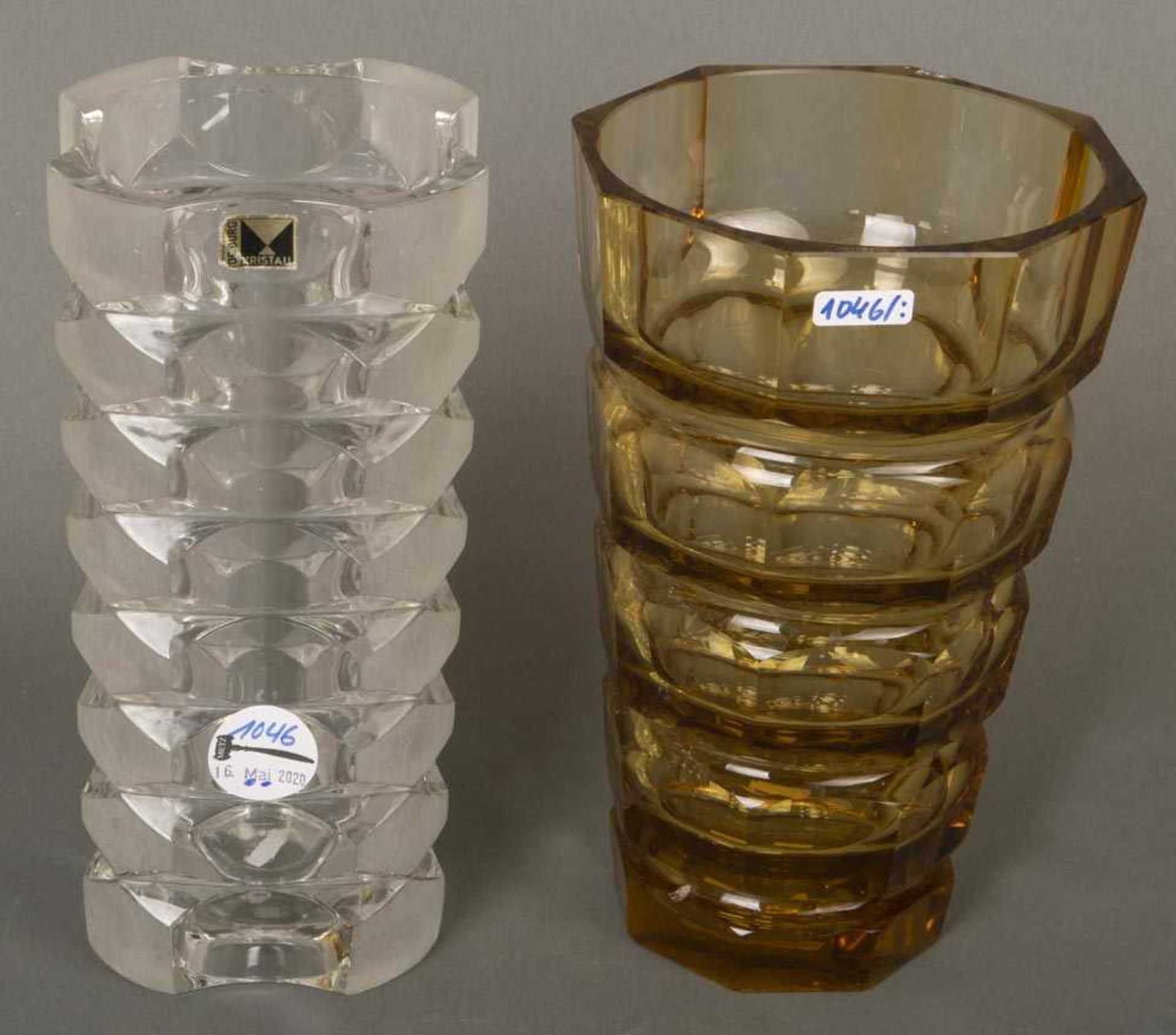 Zwei unterschiedliche Vasen, u.a. Bad Driburg 20. Jh. Farbloses bzw. honigfarbenes Glas, eine mit