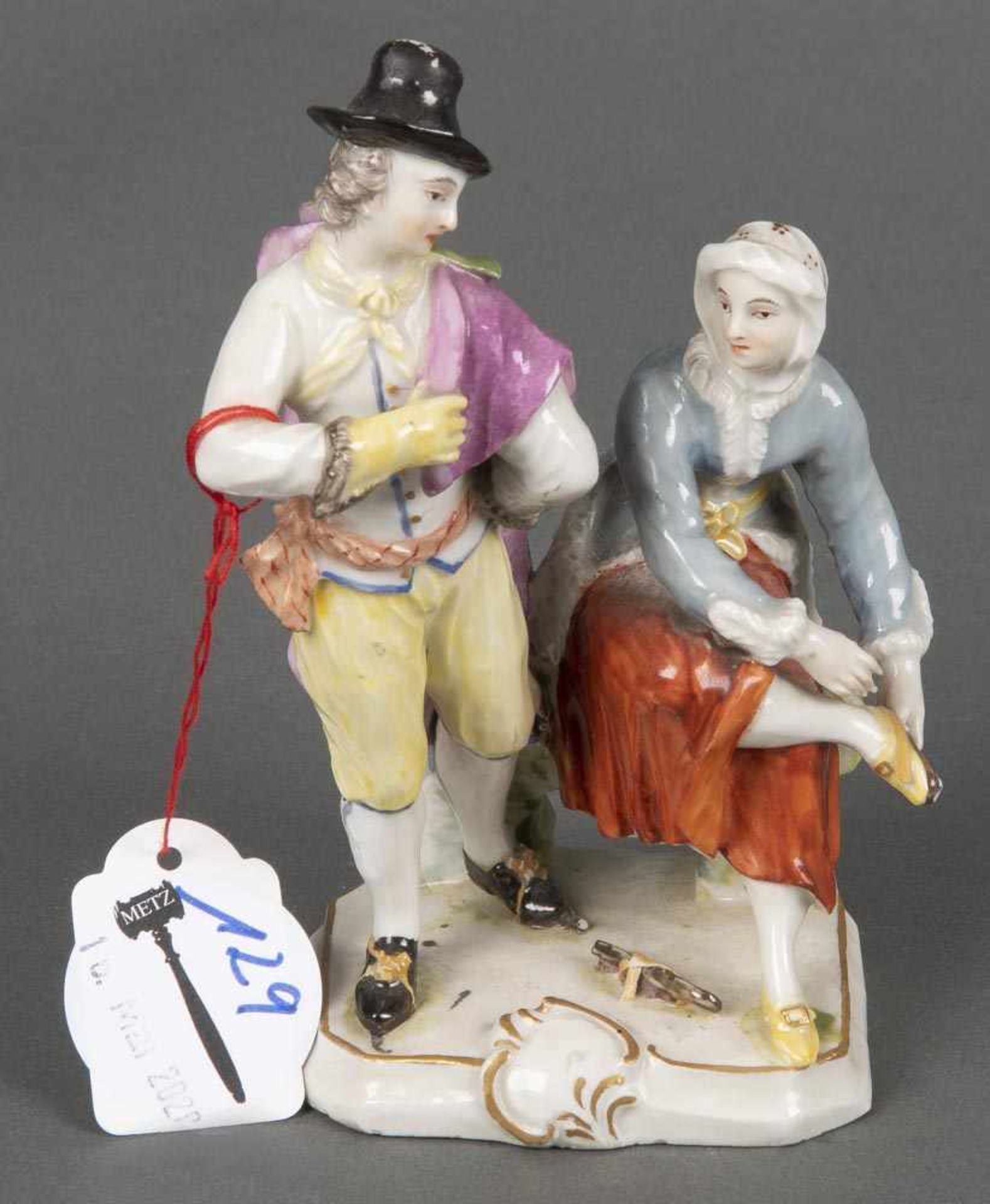 Schlittschuhläuferpaar. Ludwigsburg 1765. Stehend bzw. sitzend, auf rechteckigem, gold gesäumtem