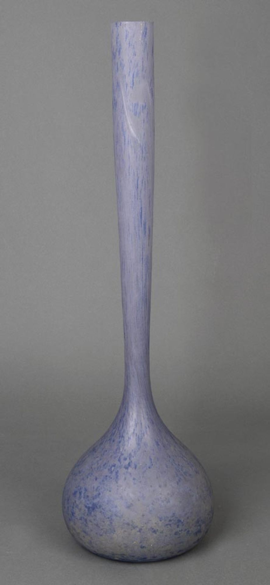 Art Déco-Vase. Nancy, wohl Andrè Delatte um 1920. Keulenförmig. Farbloses Glas, farbig