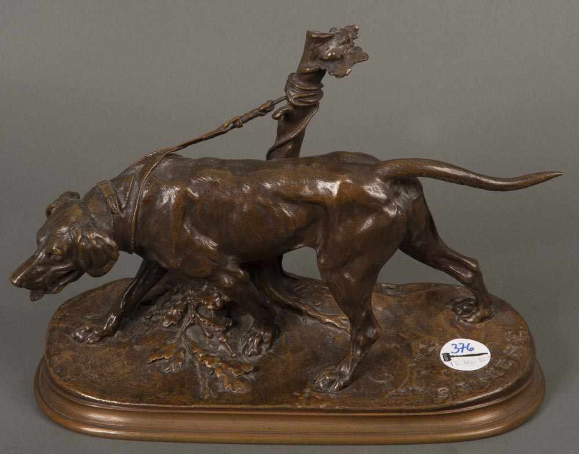 Pierre-Jules Mène (1810-1879). Angeleinter Jagdhund, auf ovalem Sockel. Bronze, brüniert, auf der