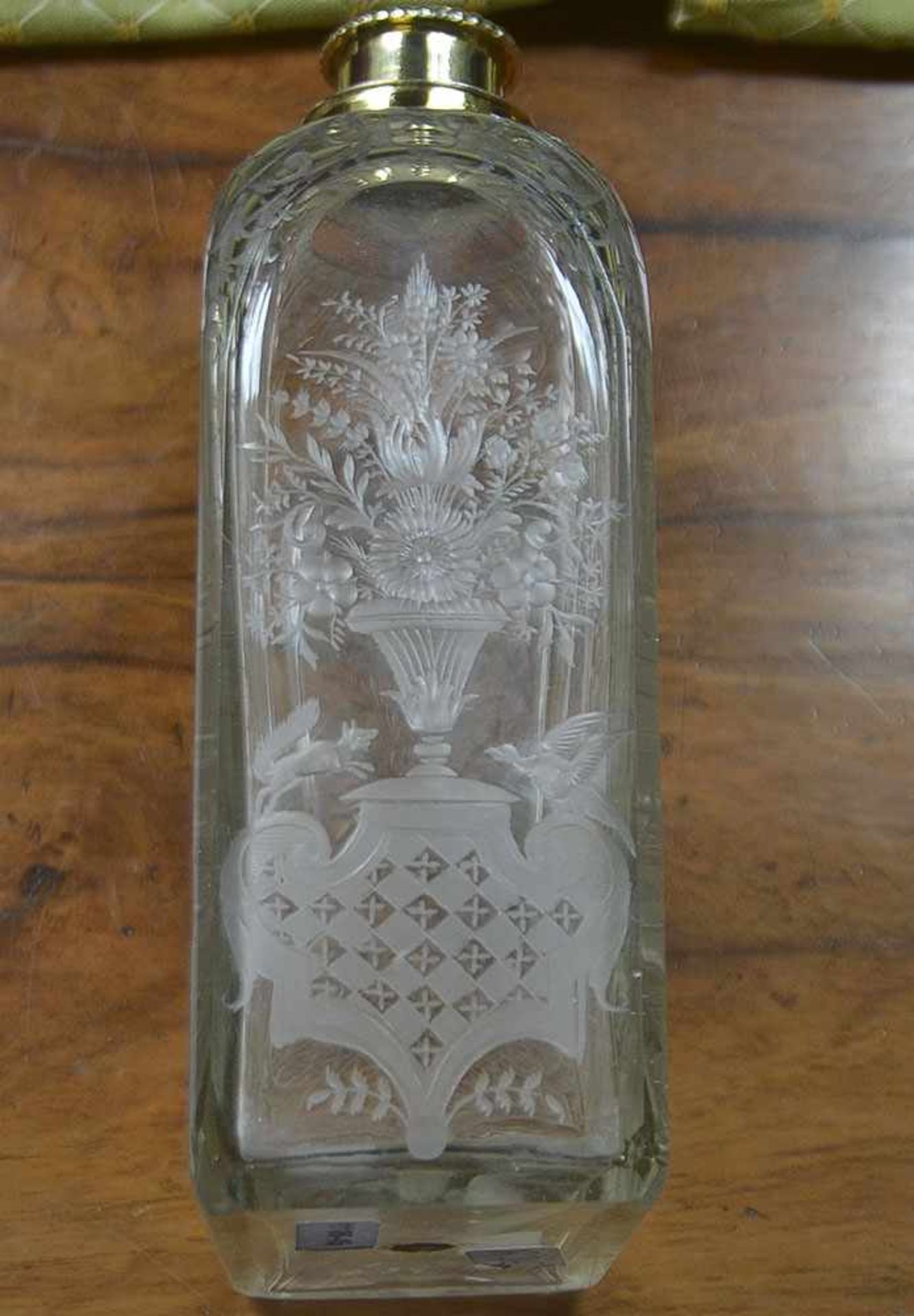 Flasche. Nürnberg, Meister Anton Wilhelm Mäuerl um 1720. Farbloses Glas, umlaufend geschliffen und - Bild 3 aus 4