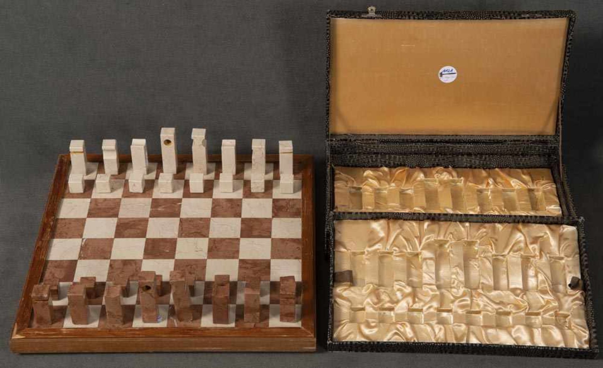 Schachspiel mit Brett. Wohl Wien, Bauhaus-Stil. Marmor, geschnitten und poliert, H=2,2 bis 8,2 cm.