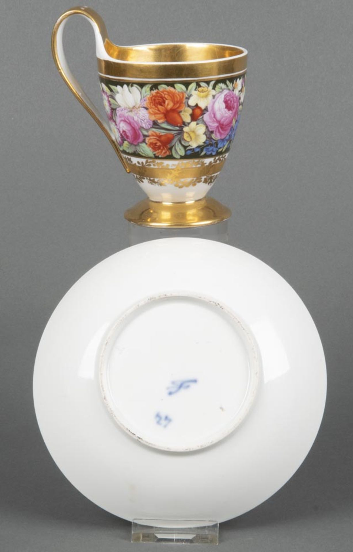 Empire-Tasse mit Unterschale. Fürstenberg um 1825. Beide Teile prächtig bunt bemalt mit Floraldekor, - Bild 2 aus 3