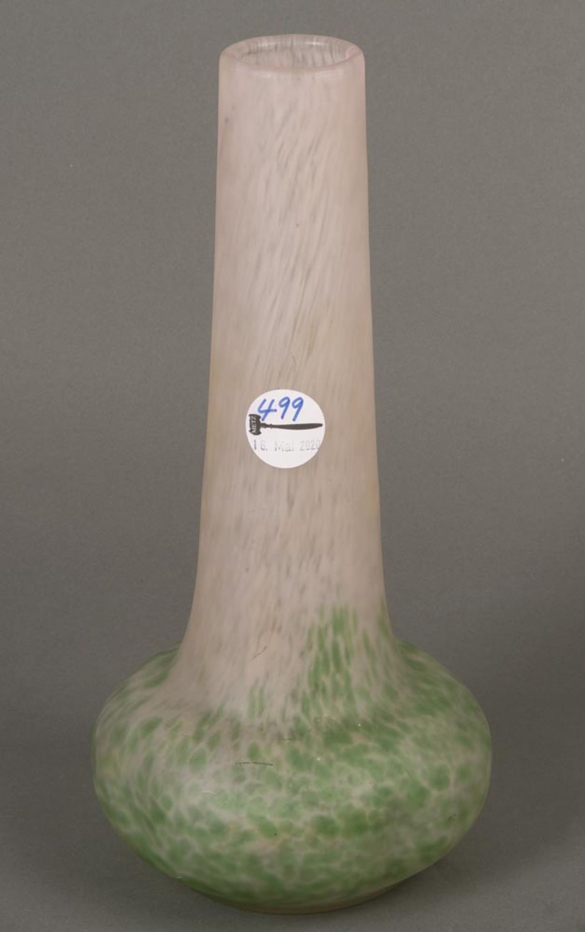 Jugendstil-Vase. Nancy, wohl Andrè Delatte um 1900. Keulenförmig. Farbloses Glas, fleckig farbig