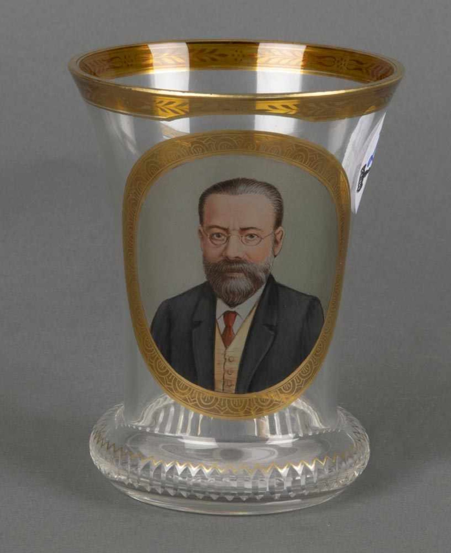 Ranftbecher. Österreich 19. Jh. Transparentes Glas, bunt bemalt mit Herrenporträt, re./u./monogr. ?