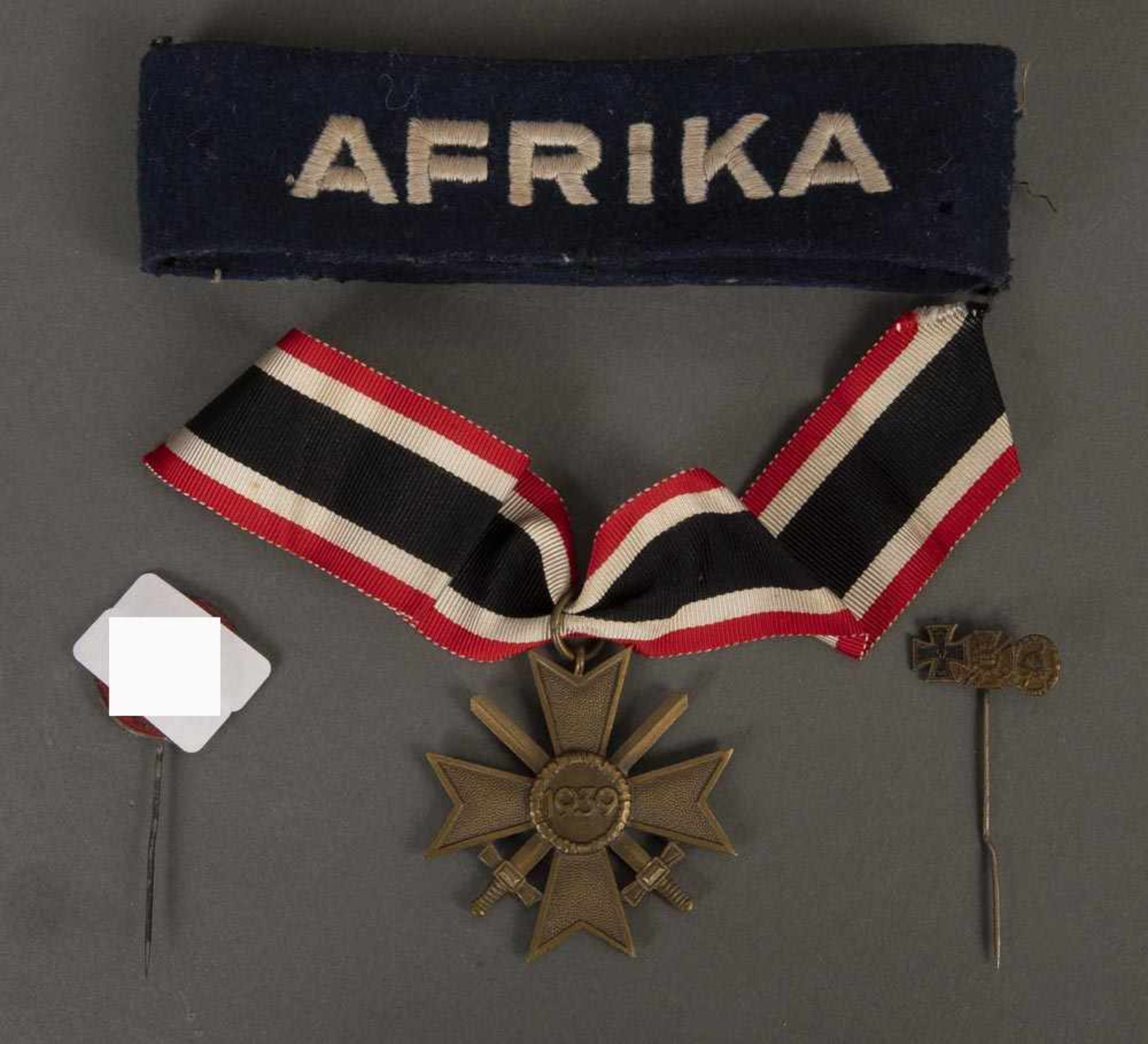 Parteiabzeichen, Kriegsverdienstkreuz mit Schwertern II. Klasse und Ärmelband ?Afrika? des II. WK