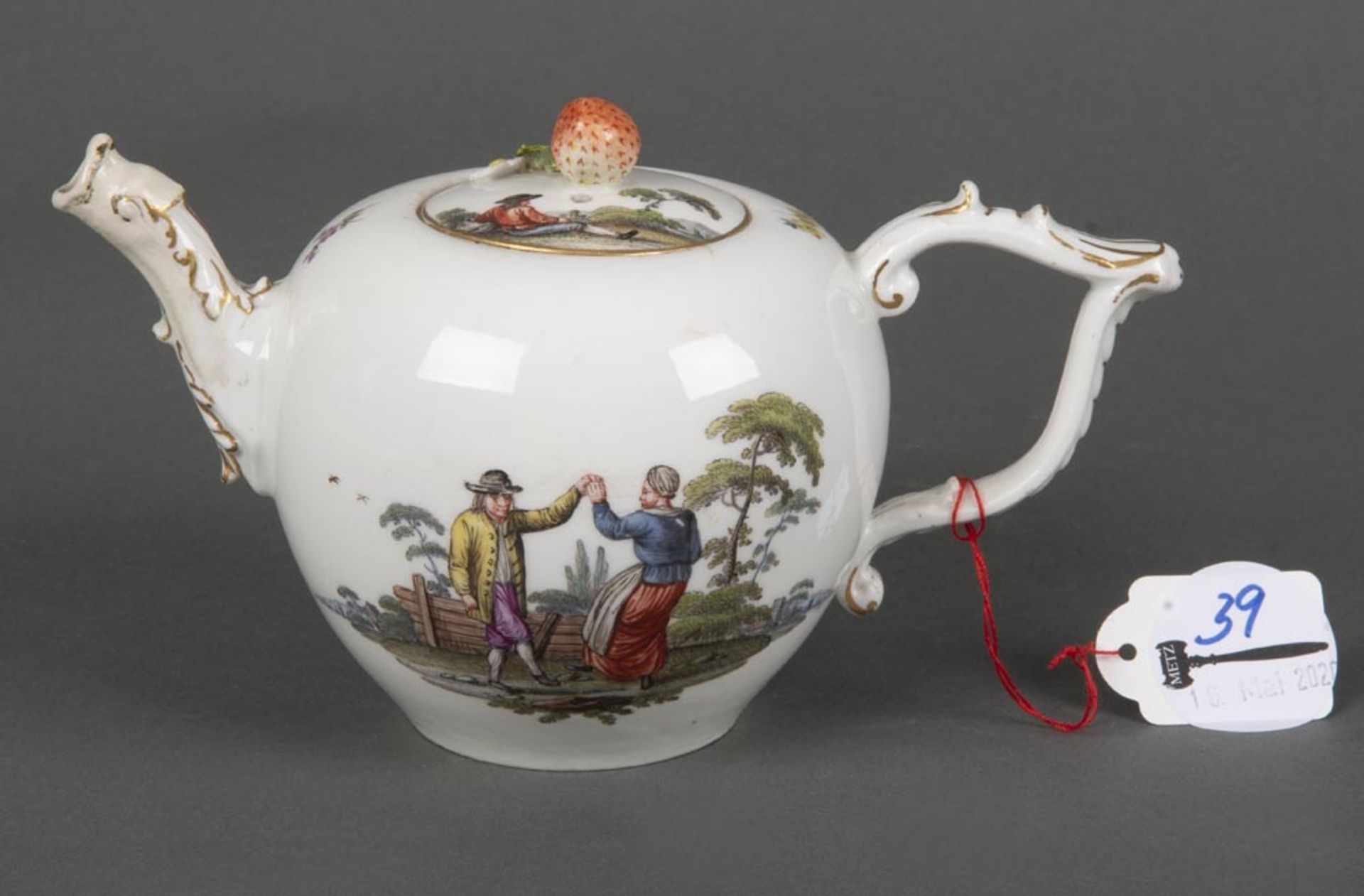 Teekanne. Meissen 1750. Bunt bemalt mit Personenstaffage in Landschaft. Porzellan, am Boden