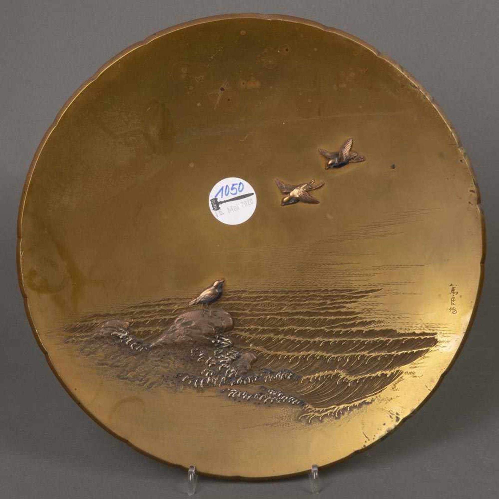 Teller mit Vogeldekor. Japan 20. Jh. Bronze, reliefiert, re./sign., verso gemarkt, D=30 cm.Teller