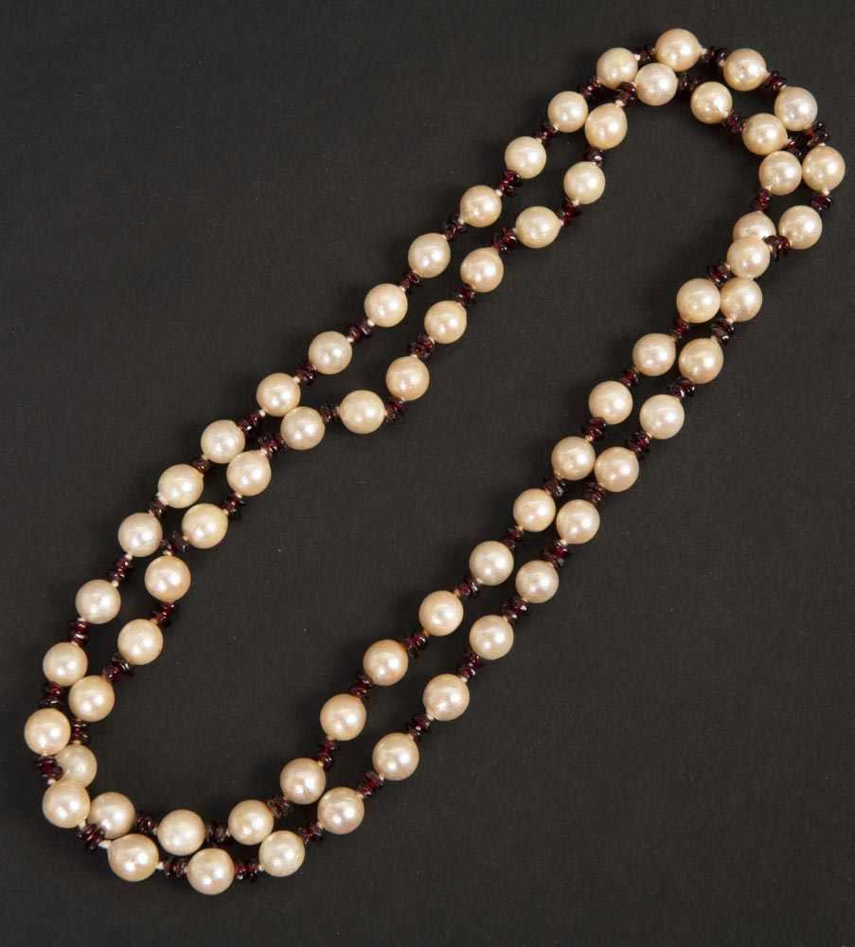 Perlenkette mit Granatgliedern, L=76 cm.Perlenkette mit Granatgliedern, L=76 cm.