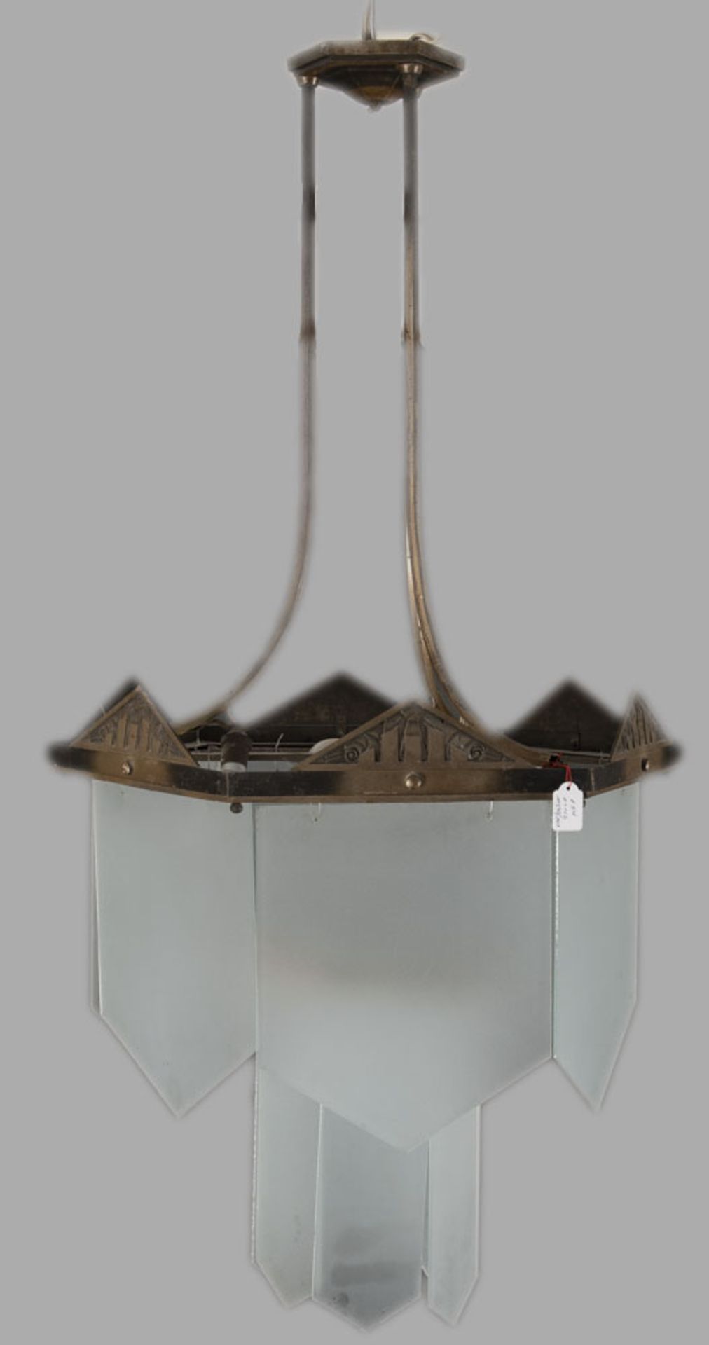 Hexagonale Art Déco-Lampe. Frankreich um 1920. Messing / Milchglas, H=112 cm, B=49 cm, T=49 cm.