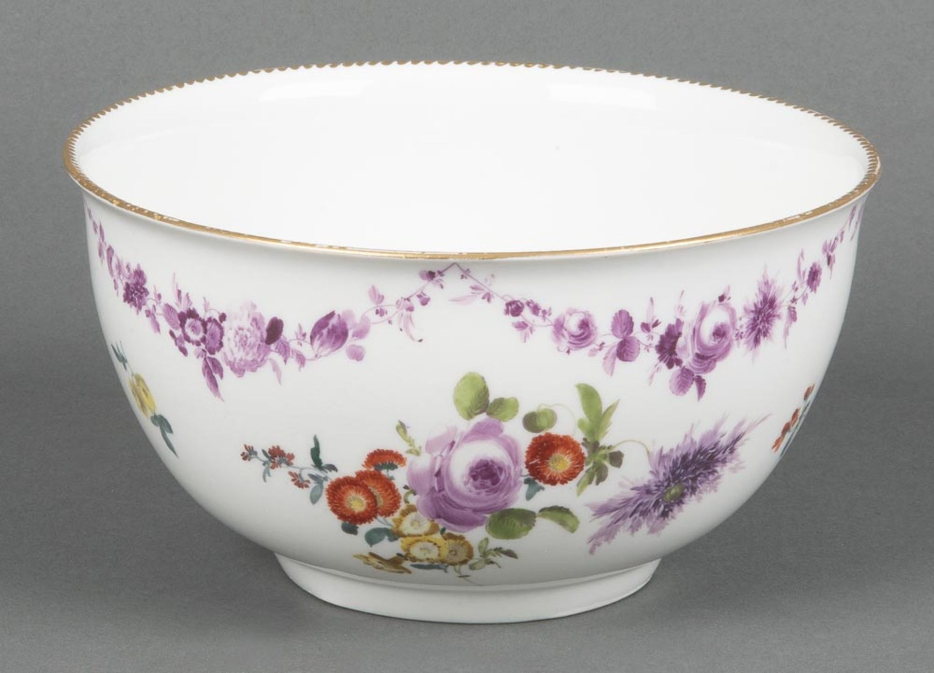 Walzenförmige Kumme. Meissen 1750. Umlaufend purpur bemalt mit Blumengirlande, Freiräume mit