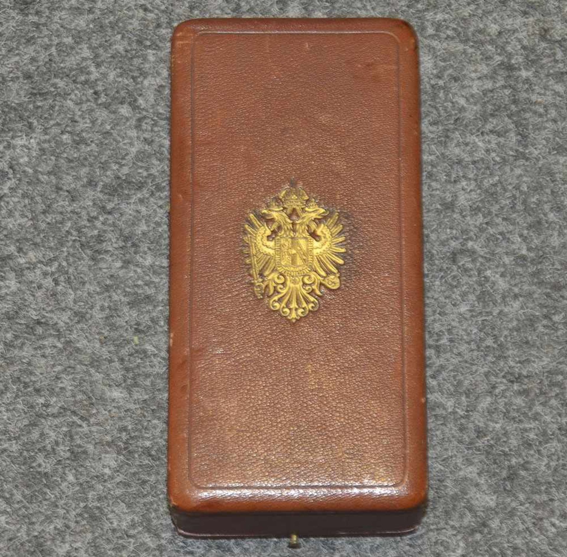 Portepee mit zwei Quasten und Doppeladler in Original-Etui. Österreich 19. Jh. Brokat, - Bild 2 aus 2