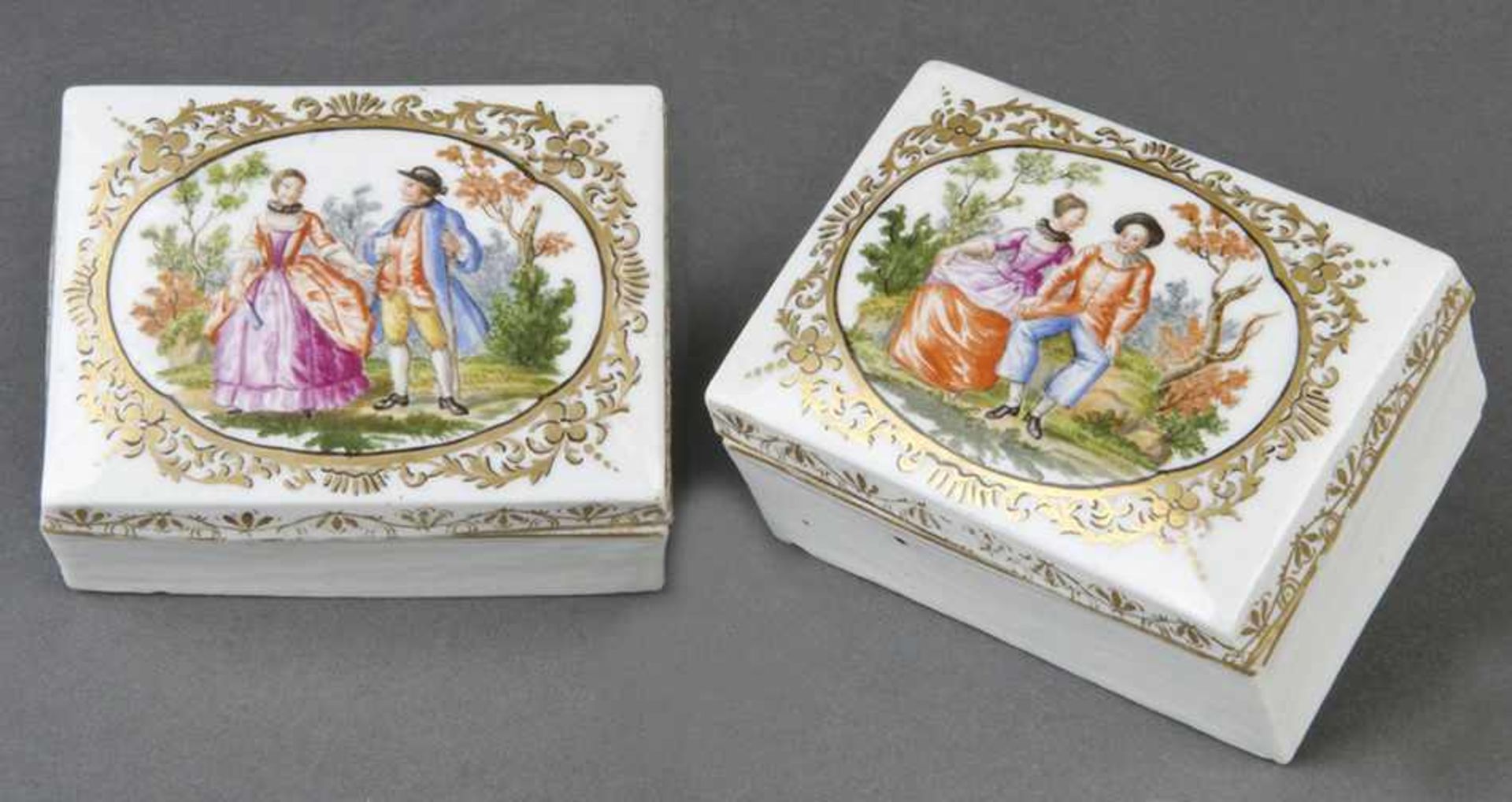 Paar Deckeldosen. Wohl Meissen-Marcolini 1774-1814. Je rechteckig, mit abnehmbarem Deckel. Diese mit