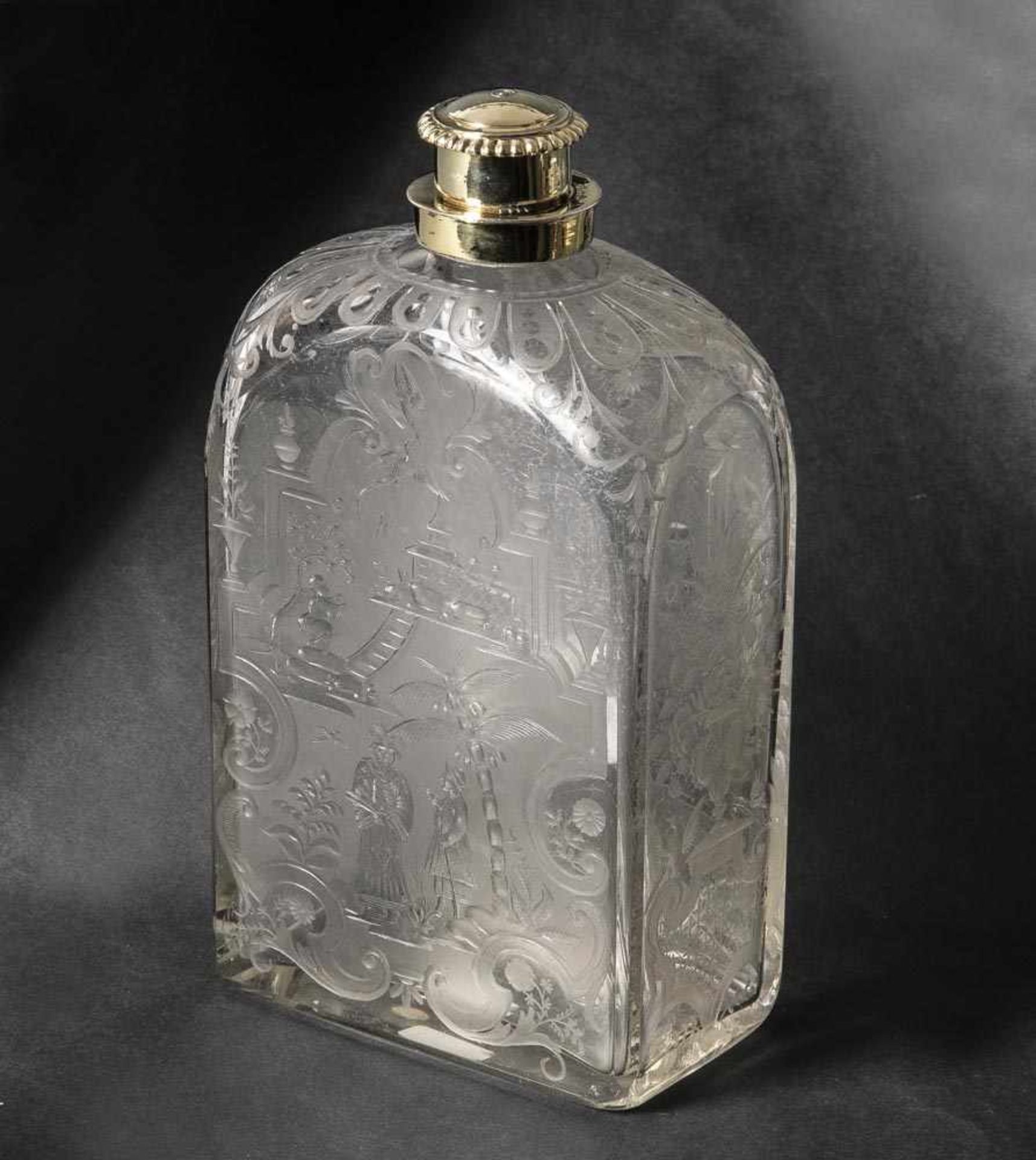 Flasche. Nürnberg, Meister Anton Wilhelm Mäuerl um 1720. Farbloses Glas, umlaufend geschliffen und