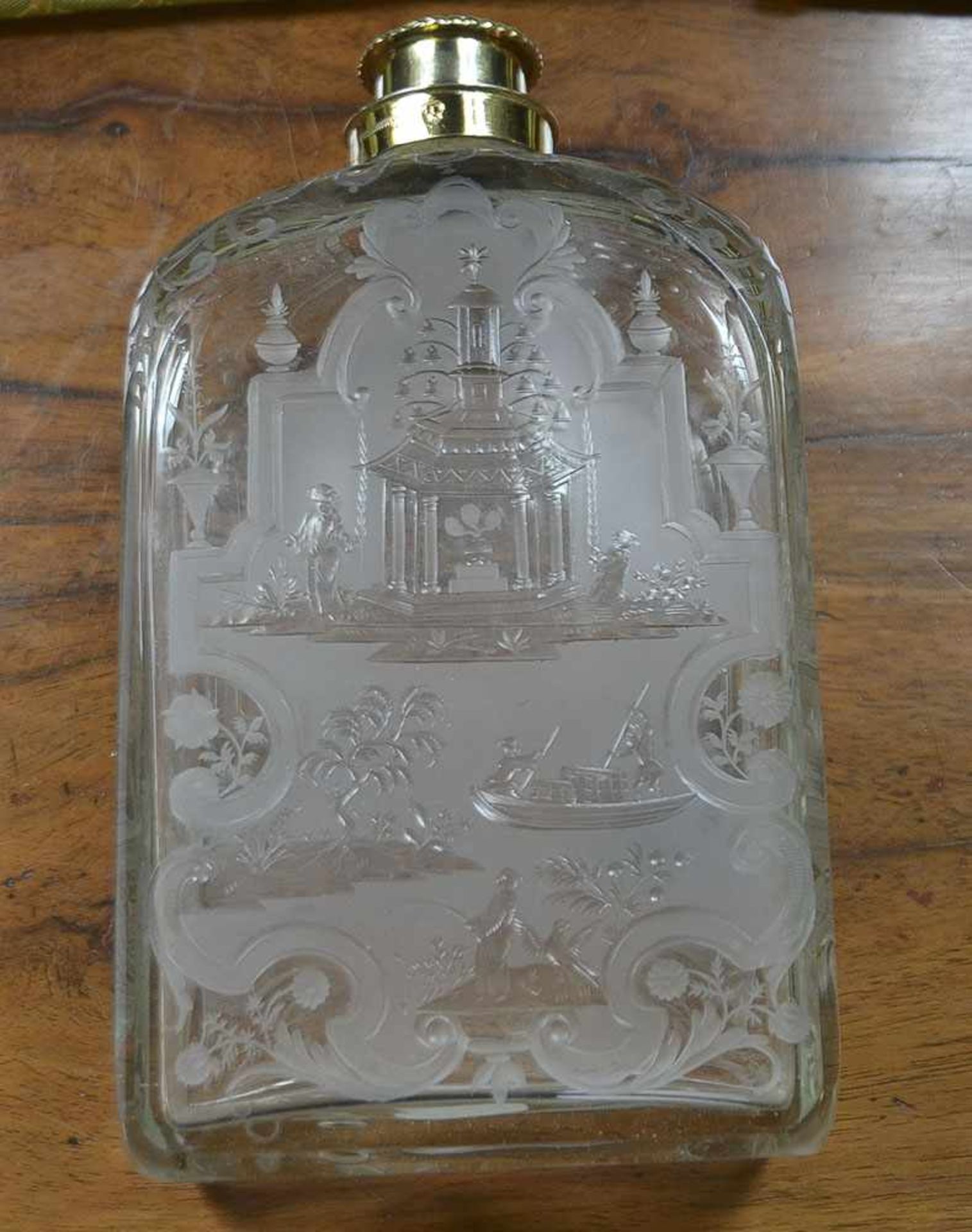 Flasche. Nürnberg, Meister Anton Wilhelm Mäuerl um 1720. Farbloses Glas, umlaufend geschliffen und - Bild 2 aus 4